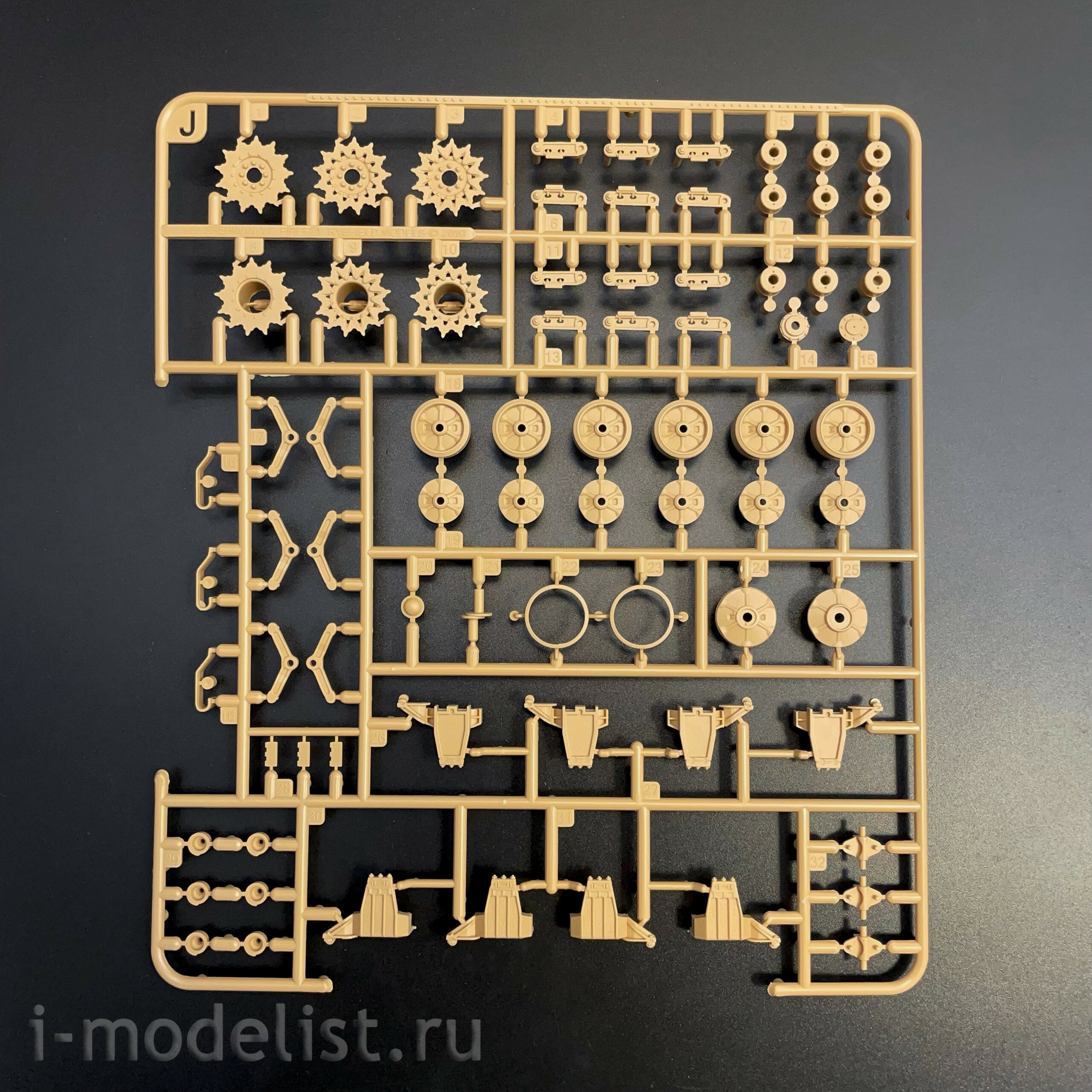 RM-5135 Rye Field Model 1/35 Танк M4A3 Sherman 76W VVSS поздний (Стандартная версия с интерьером)	