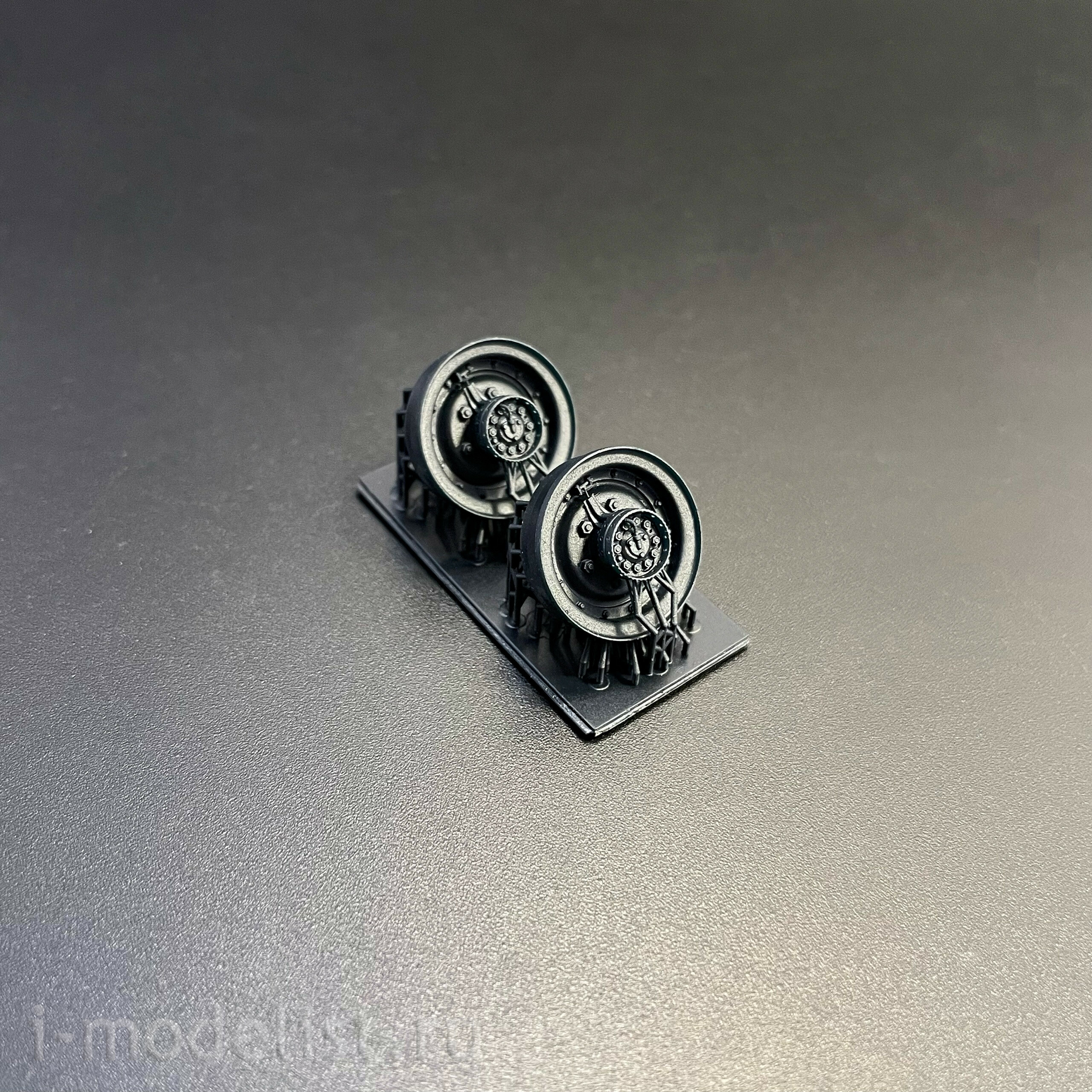 RS35159 Э.В.М. 1/35 Колеса с шиной К-70 на трехсоставном диске (14 шпилек) для модели фирмы 