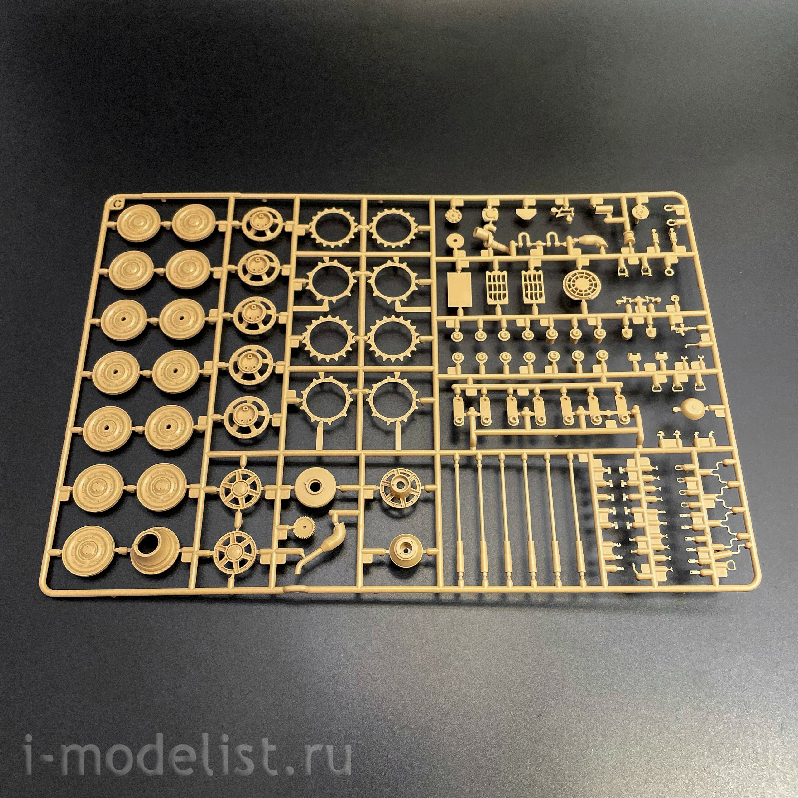 RM-5125 Rye Field Model 1/35 Немецкий тяжелый танк Sd.Kfz.182 Tiger Ausf.B King Tiger (турель Henschel), стандартная версия