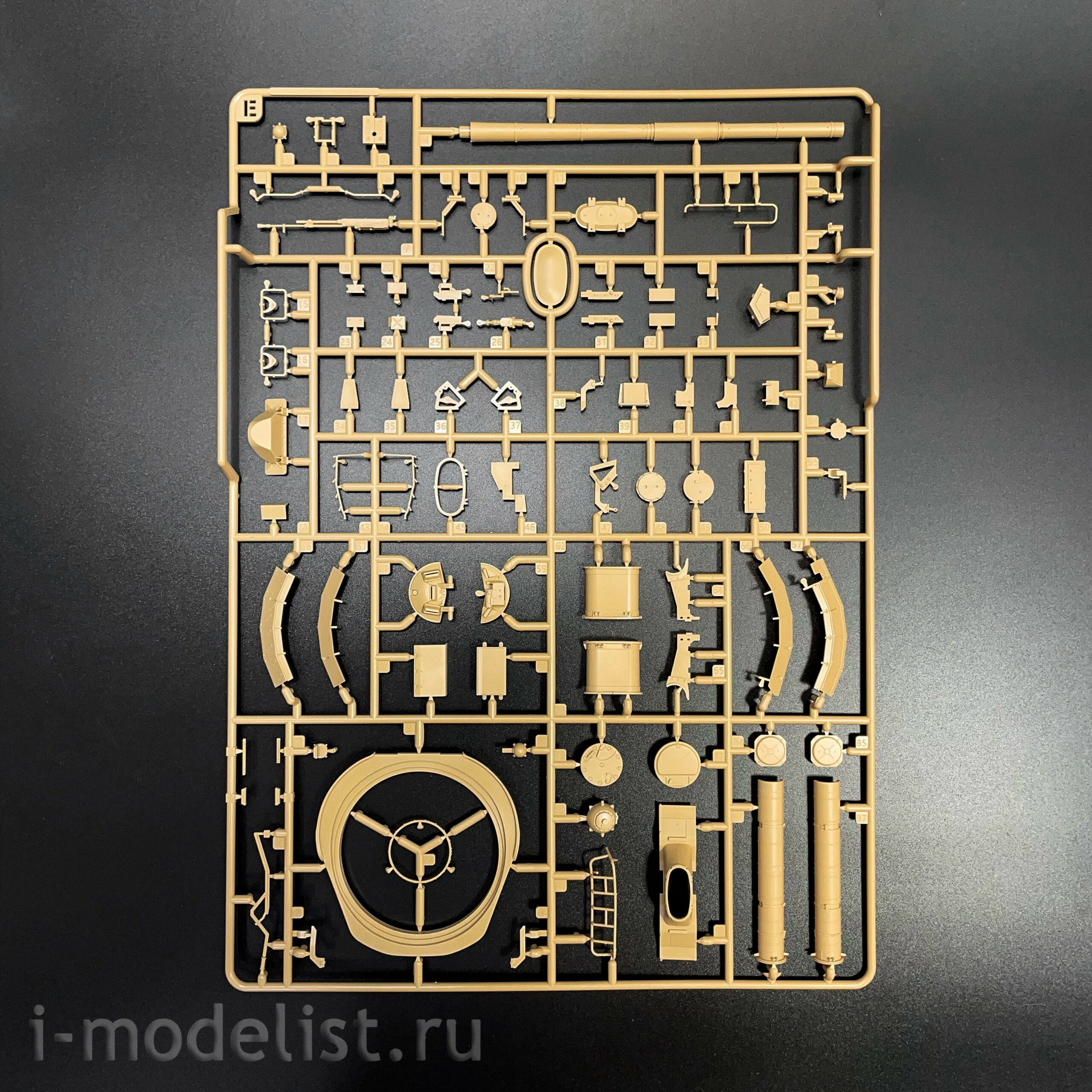 RM-5115 Rye Field Model 1/35 Российский танк Т-80УК (по лицензии ОмскТрансМаш)