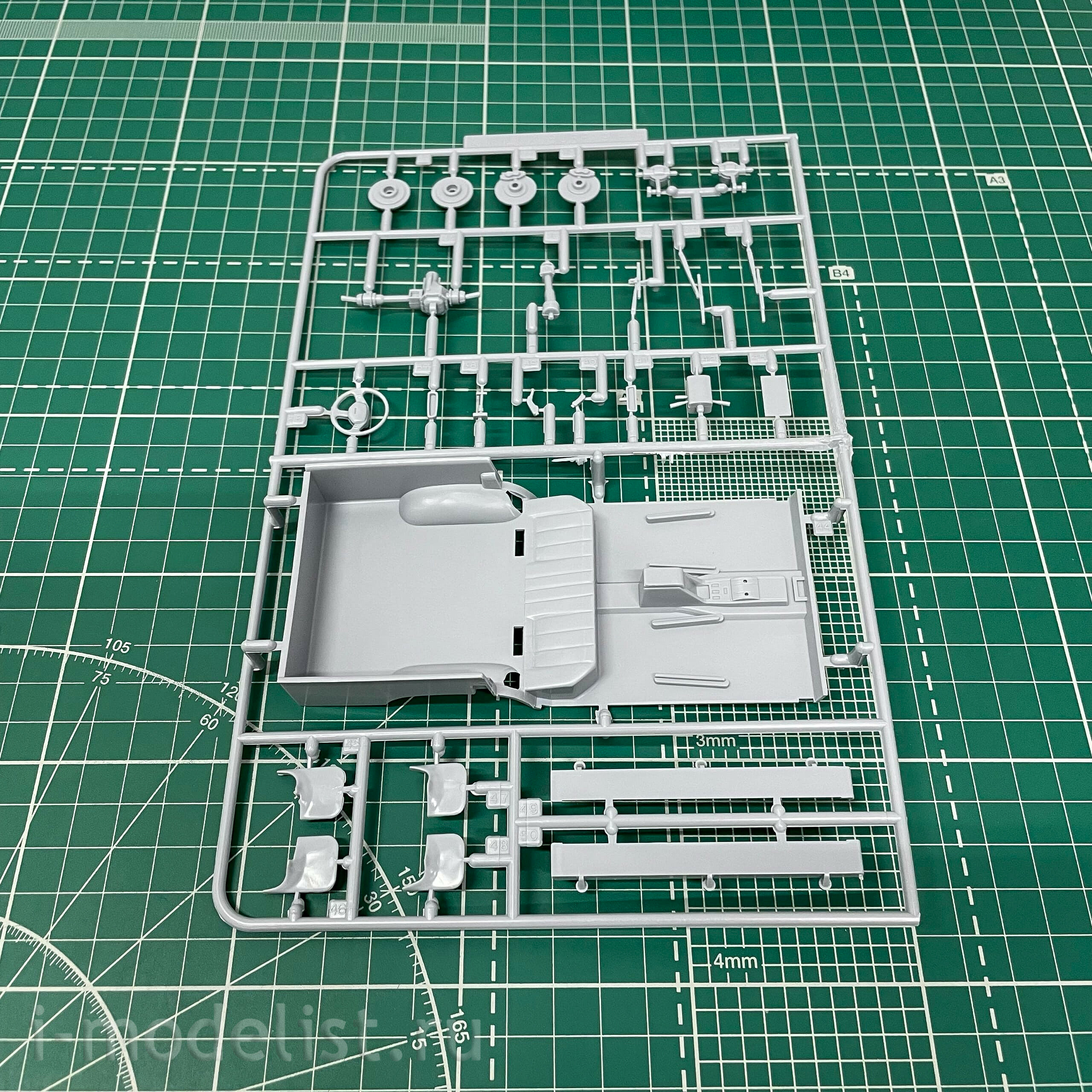 05698 Aoshima 1/24 Toyota HiLux Surf SSR-X Wide Body '91