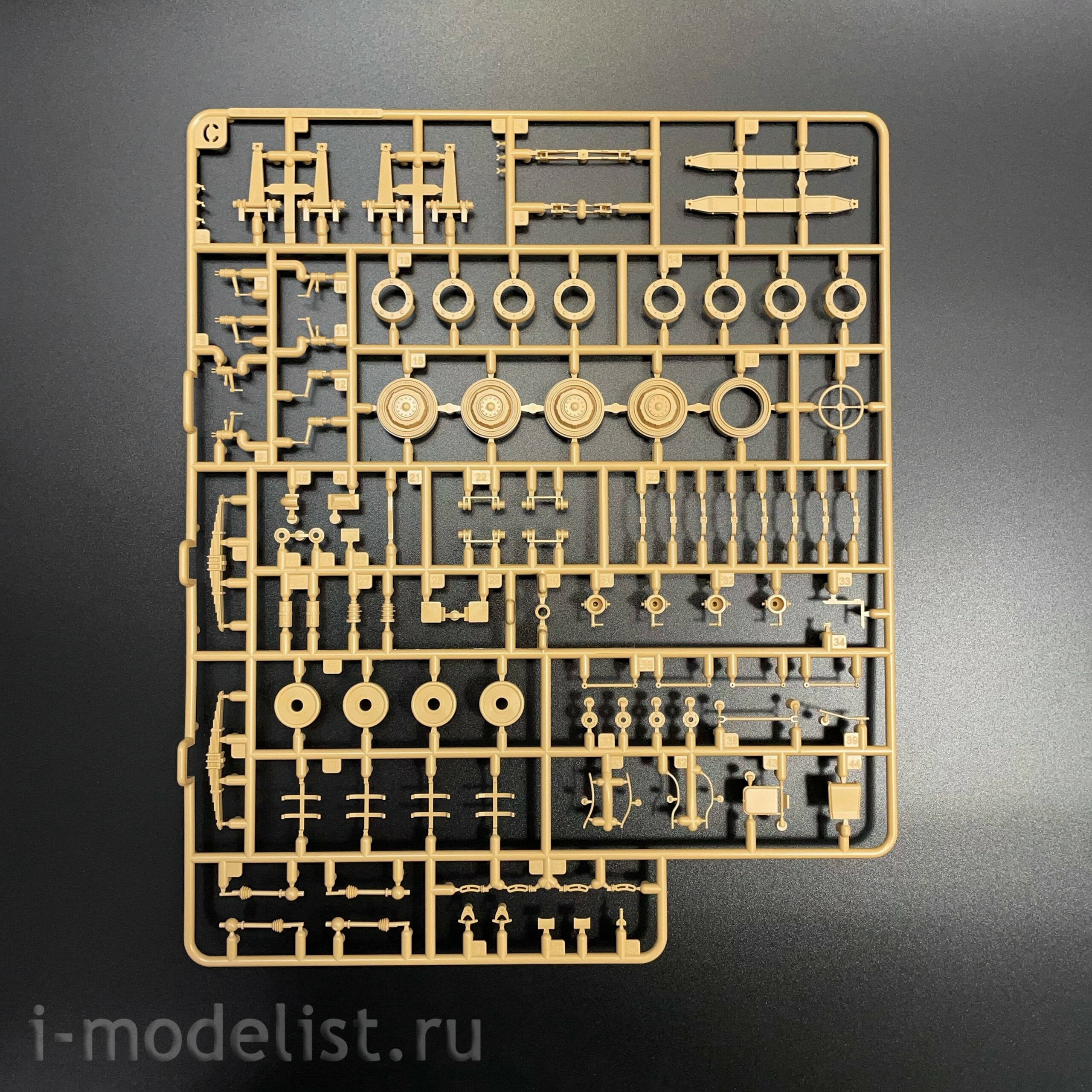 RM-5110 Rye Field Model 1/35 Бронеавтомобиль Sd.Kfz.234/2 PUMA с деталями двигателя