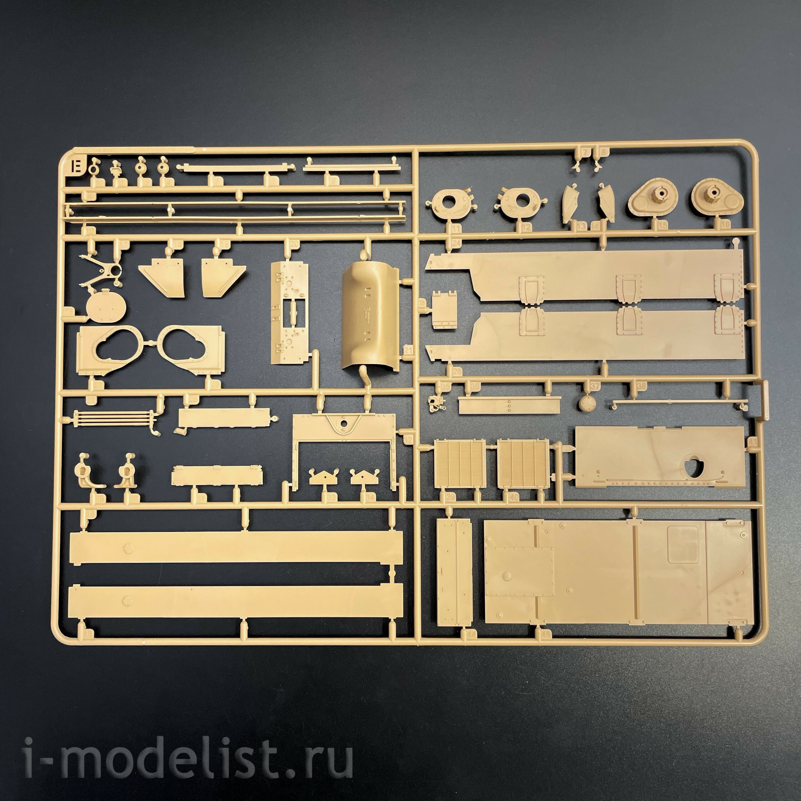 RM-5135 Rye Field Model 1/35 Танк M4A3 Sherman 76W VVSS поздний (Стандартная версия с интерьером)	