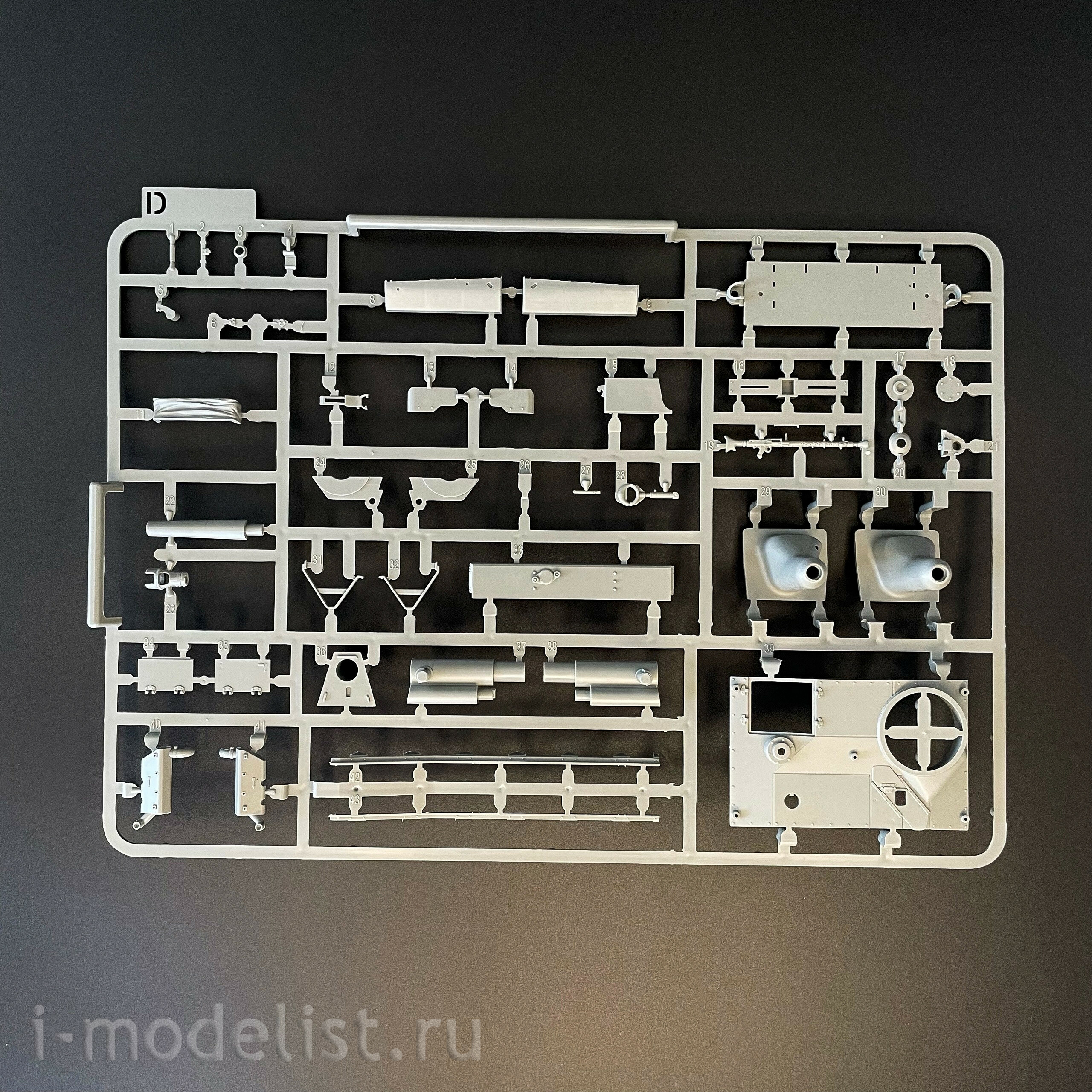 8017 Takom 1/35 Немецкая САУ StuH 42 & StuG III Ausf. G (средний), 2 в 1