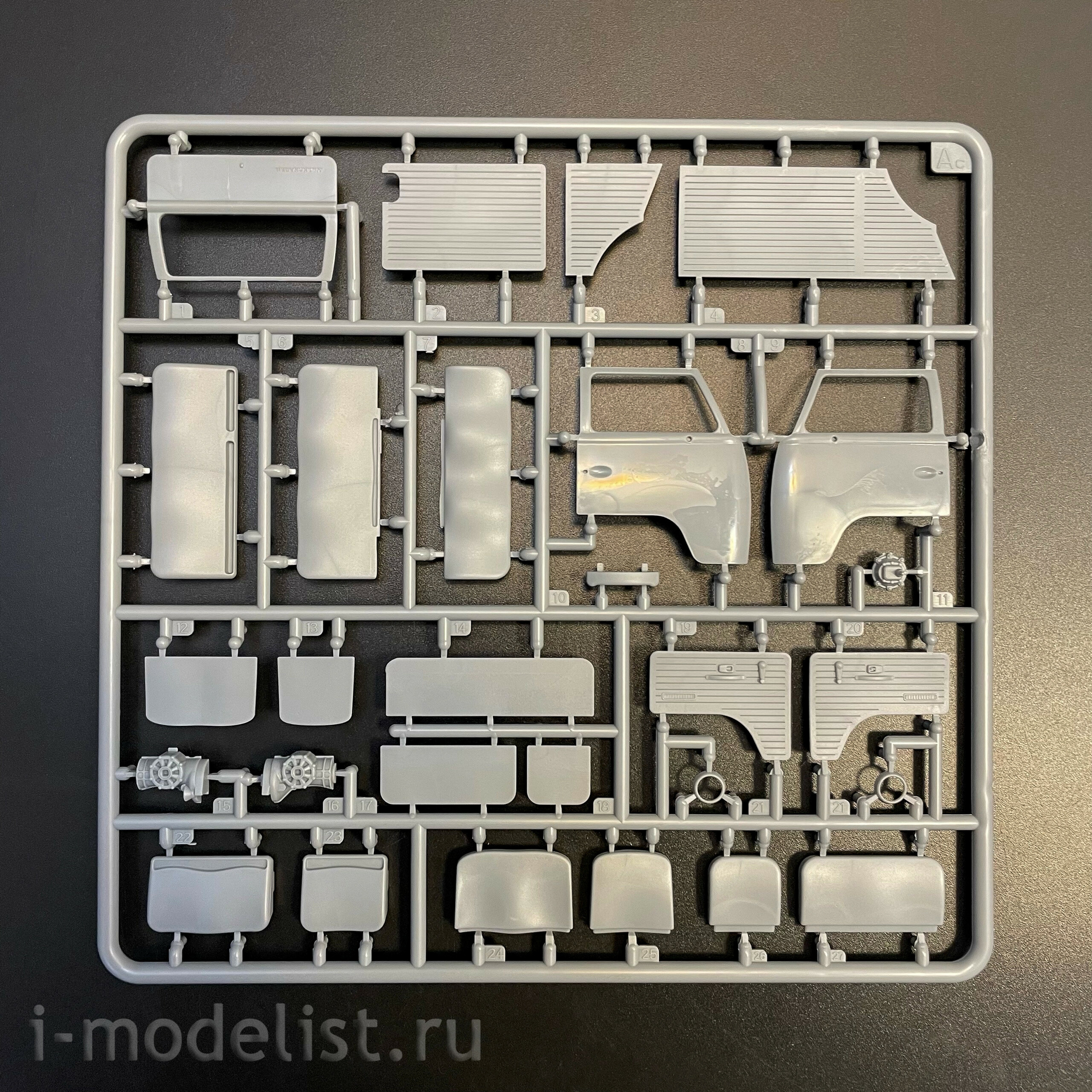 AK35033 AK Interactive 1/35 Автобус для аэропорта T2 1967 года / T2 Model 1967 Airport Bus