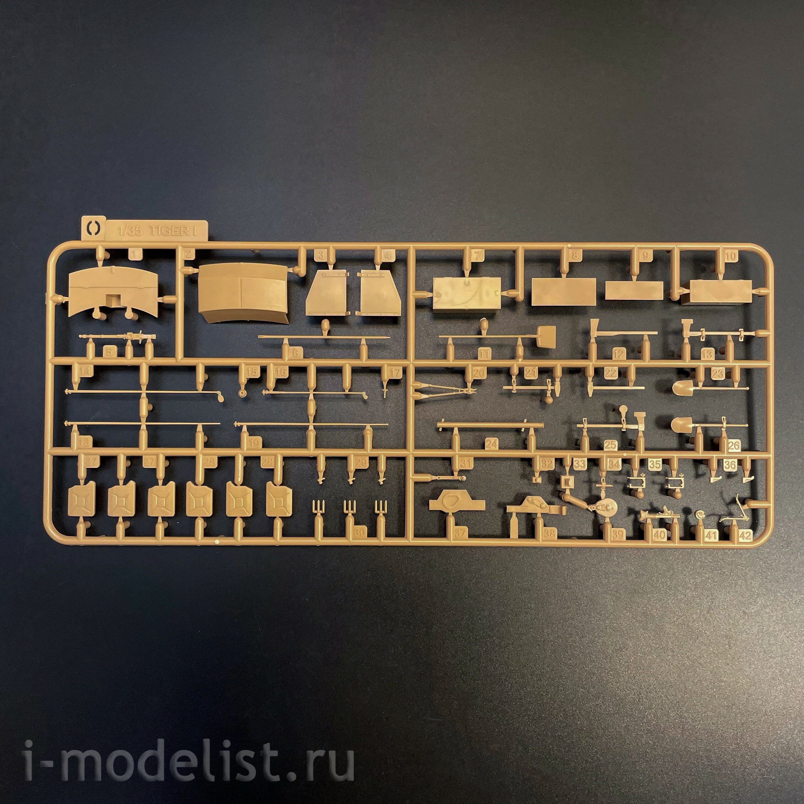 RM-5140 Rye Field Model 1/35 Немецкий танк Sd.kfz.181 Tiger I (ранний, Курск 1943) с двигателем и фигуркой Михаэля Виттманна