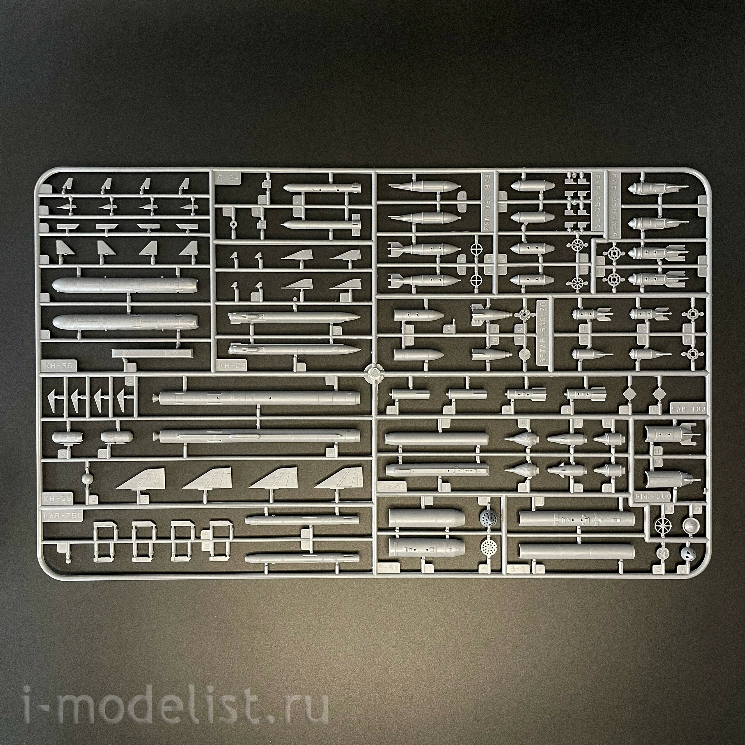 KH80144 Zimi Model 1/48 Самолёт S-17/22 в версии M3/M4