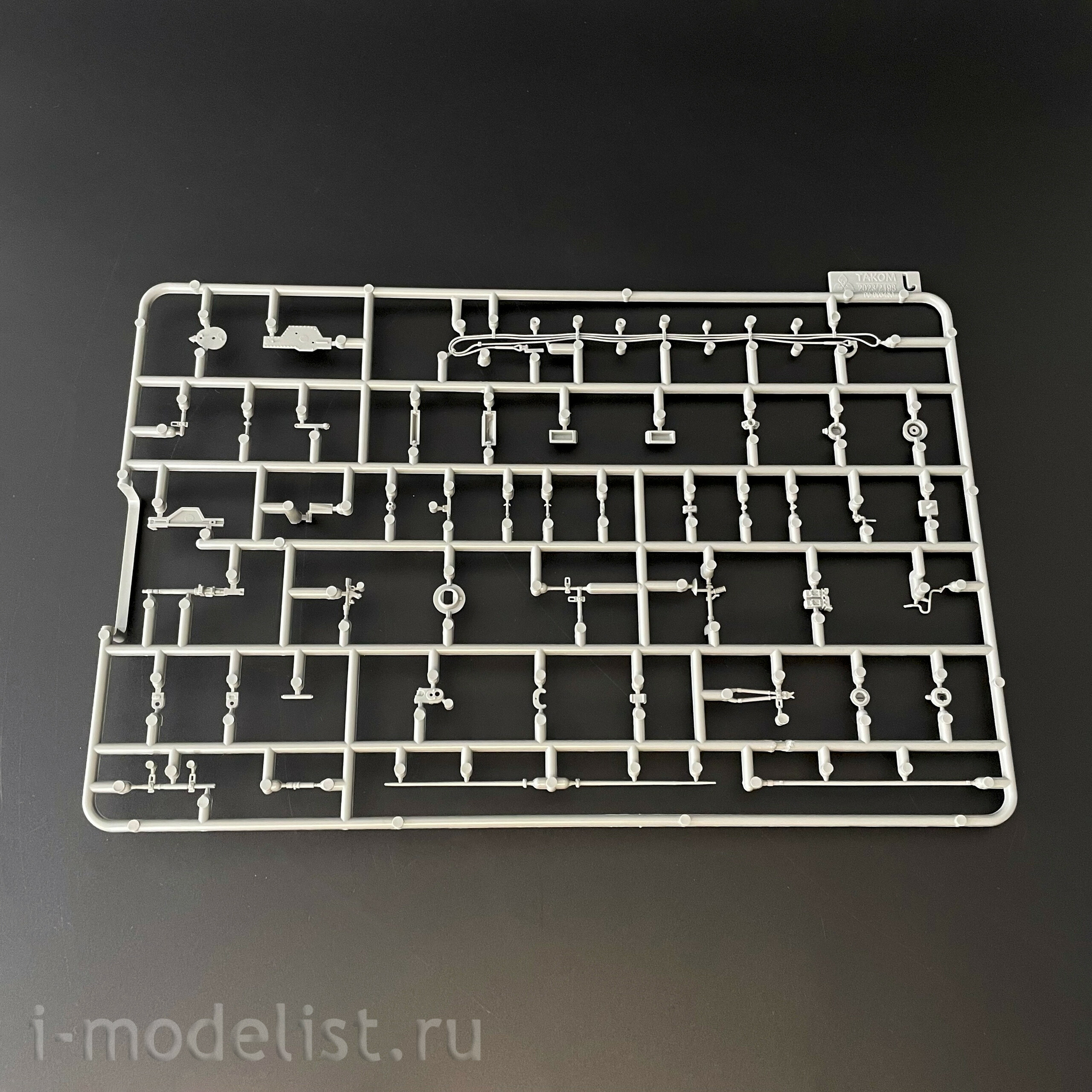 2198 Takom 1/35 Немецкий тяжёлый танк Sd.Kfz. 181 Pz.Kpfw.VI Ausf.E Tiger I (средний) с Zimmerit