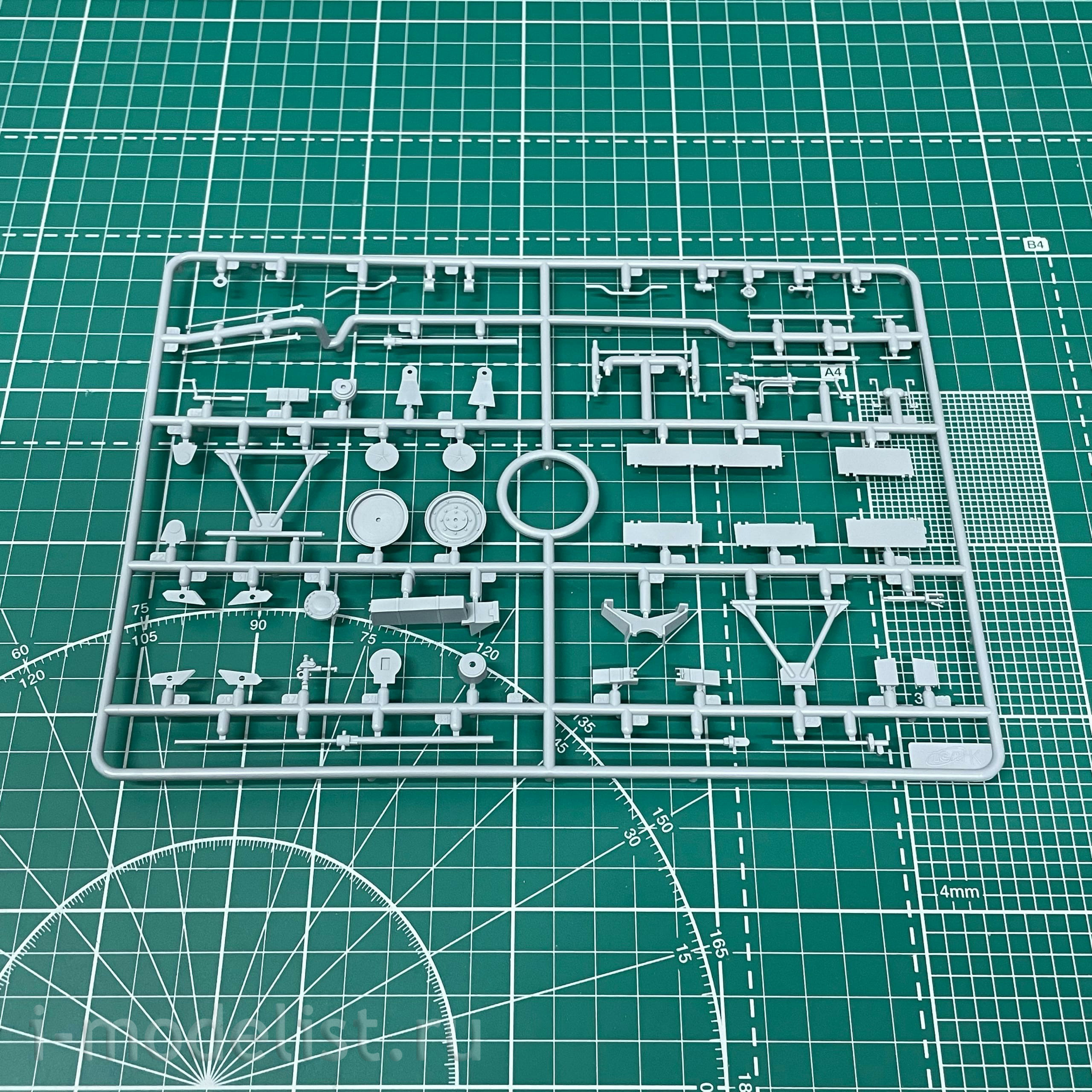 35596 ICM 1/35 БМ-13-16 на шасси G7107 с советским расчетом