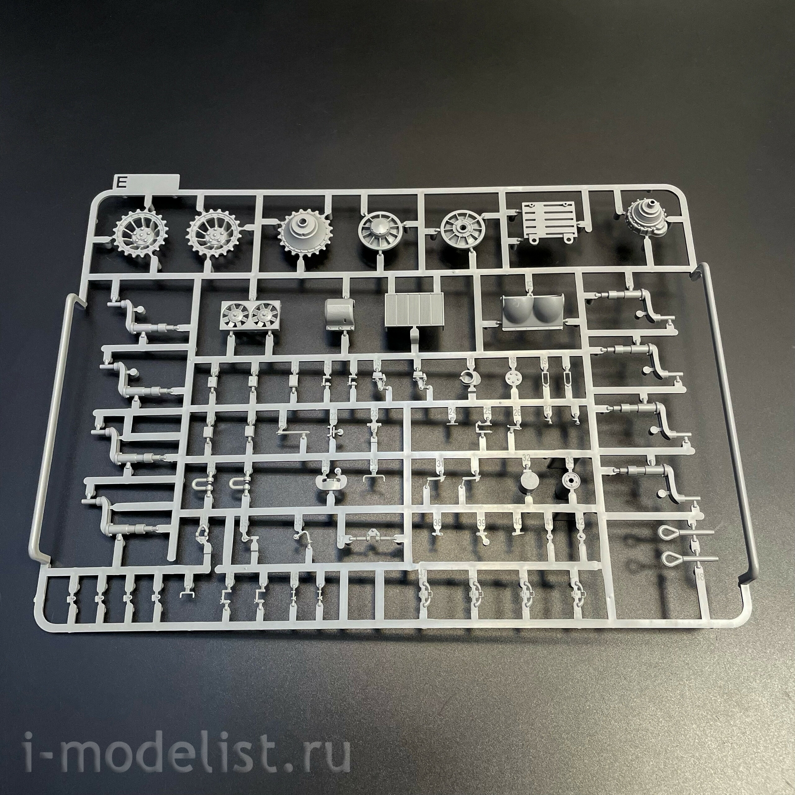 2196 Takom 1/35 Немецкий тяжёлый танк Sd.Kfz.181 Pz.Kpfw.VI Ausf.E - Tiger I ранний