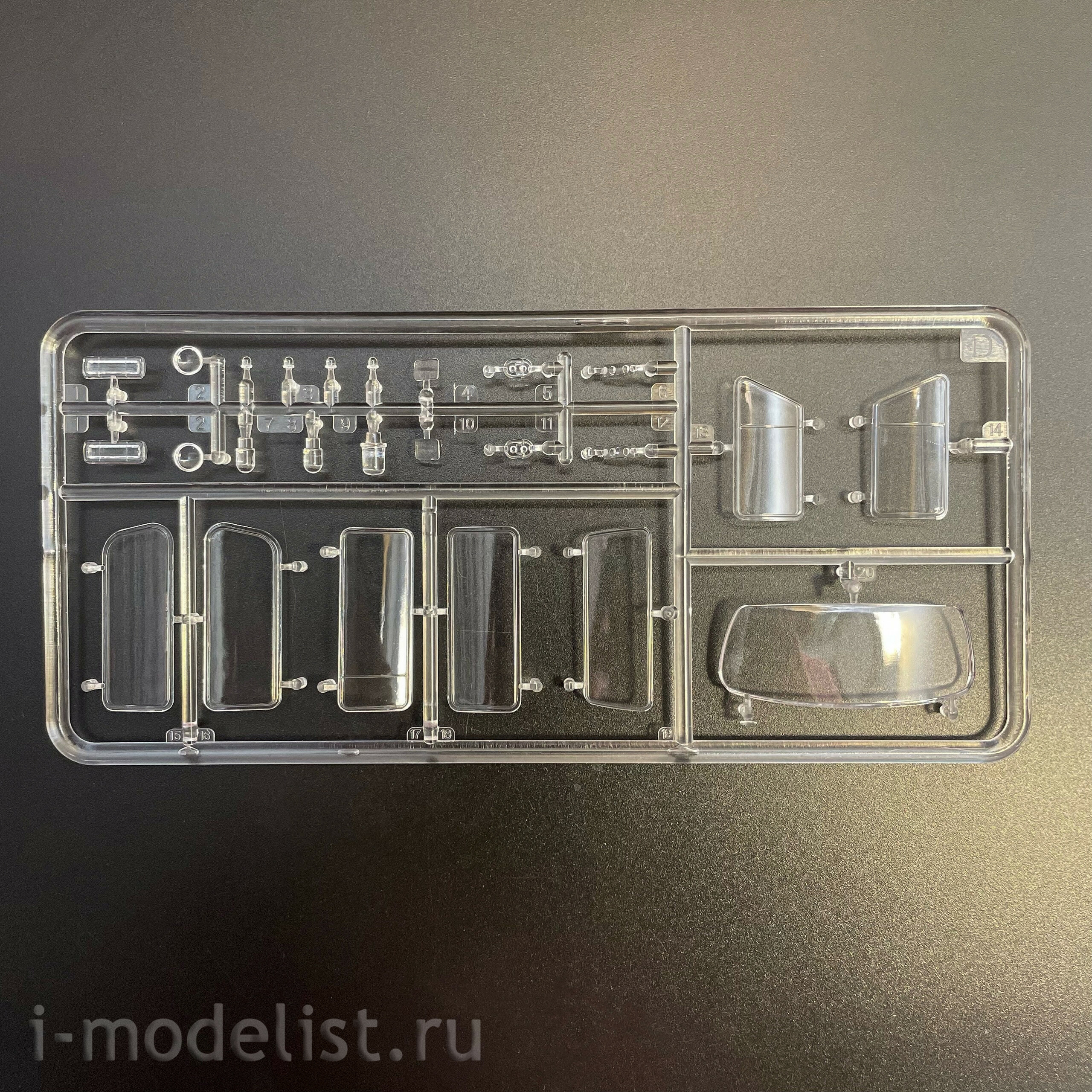 AK35022 AK Interactive 1/35 Легковой автомобиль-фургон T2 Model 1967 Van