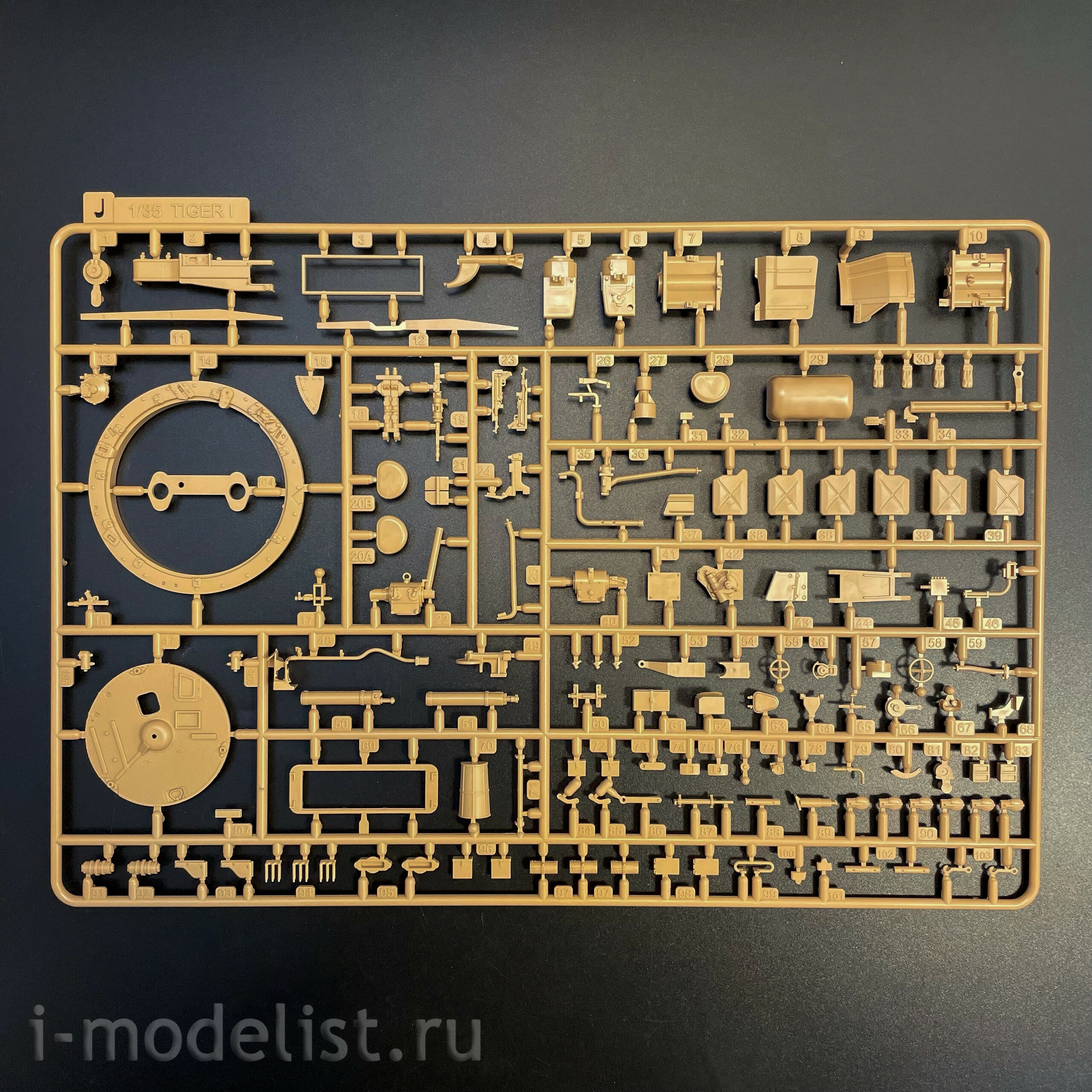 RM-5140 Rye Field Model 1/35 Немецкий танк Sd.kfz.181 Tiger I (ранний, Курск 1943) с двигателем и фигуркой Михаэля Виттманна