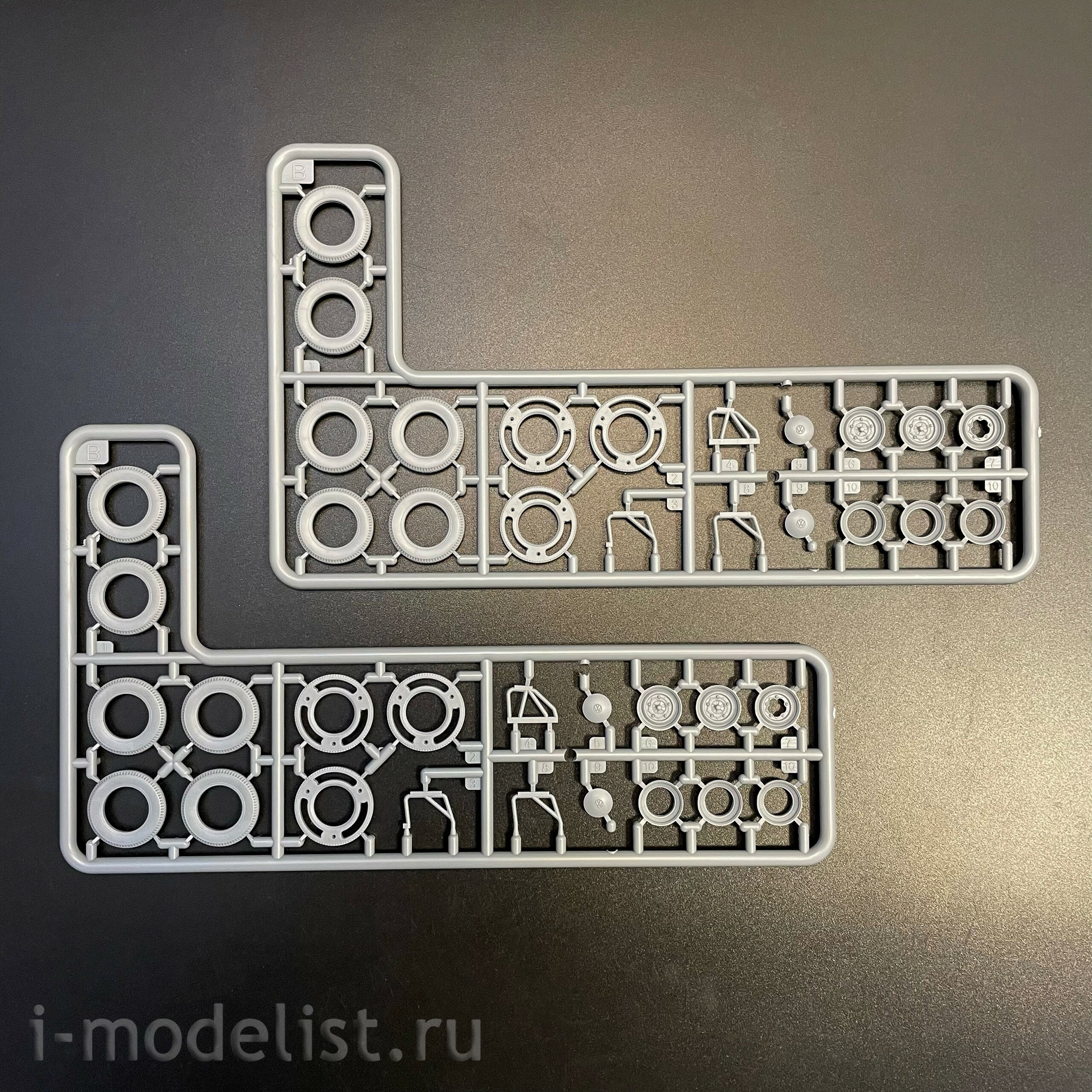 AK35033 AK Interactive 1/35 Автобус для аэропорта T2 1967 года / T2 Model 1967 Airport Bus