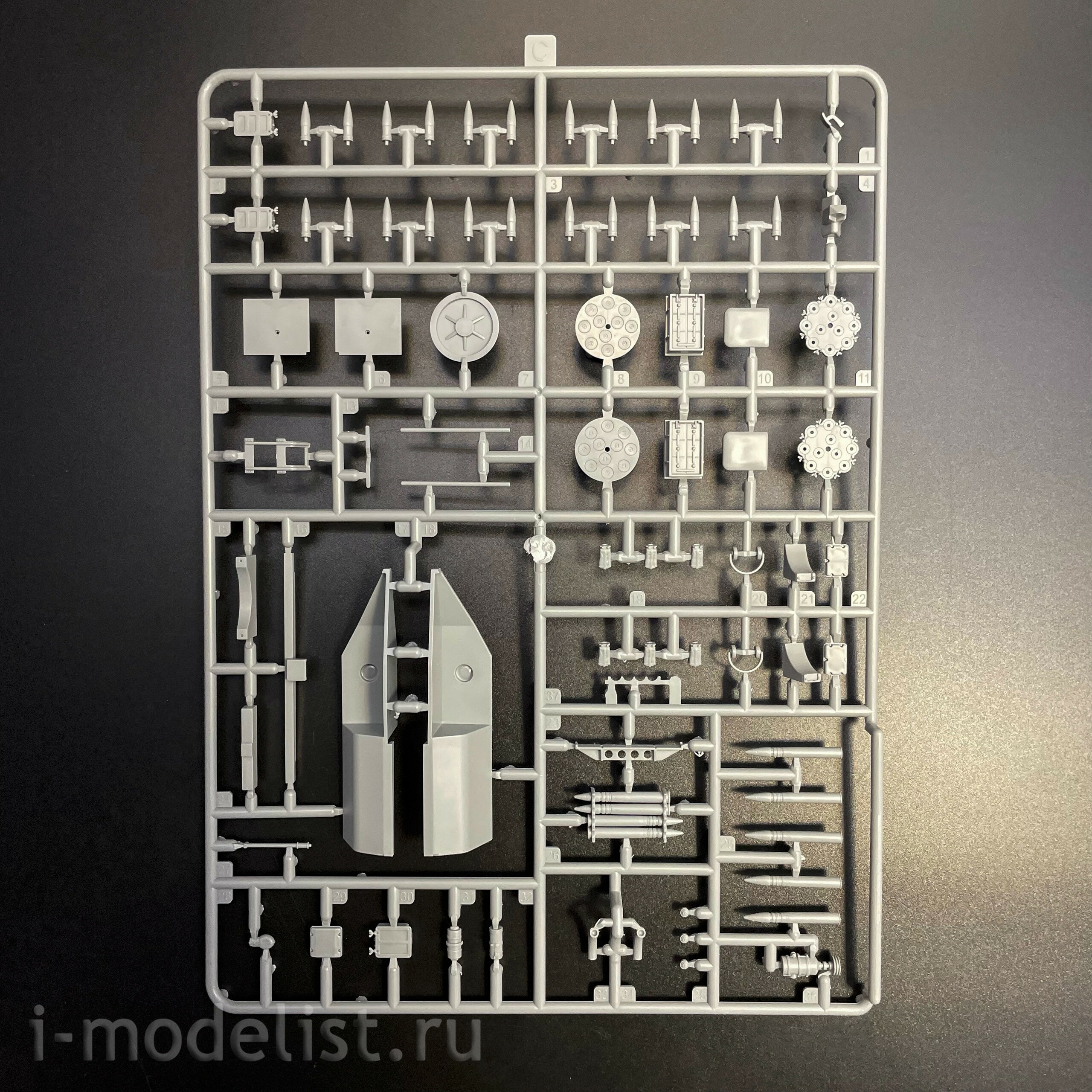 35A061 Amusing Hobby 1/35 Немецкий танк Pz.Kpfw.VI Tiger(P) 