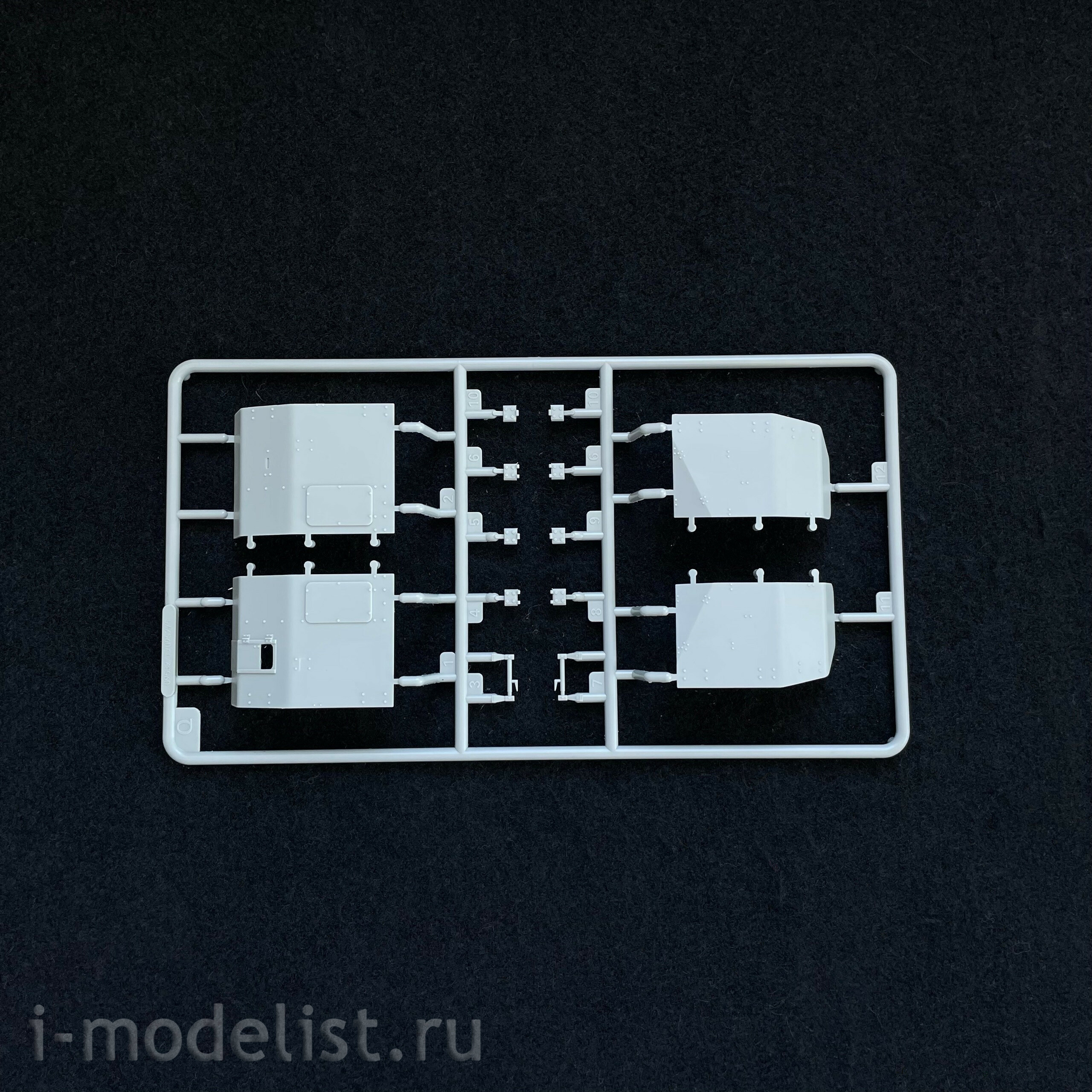 09586 Трубач 1/35 E-100 Flakpanzer с Flakrakete Rheintocher I
