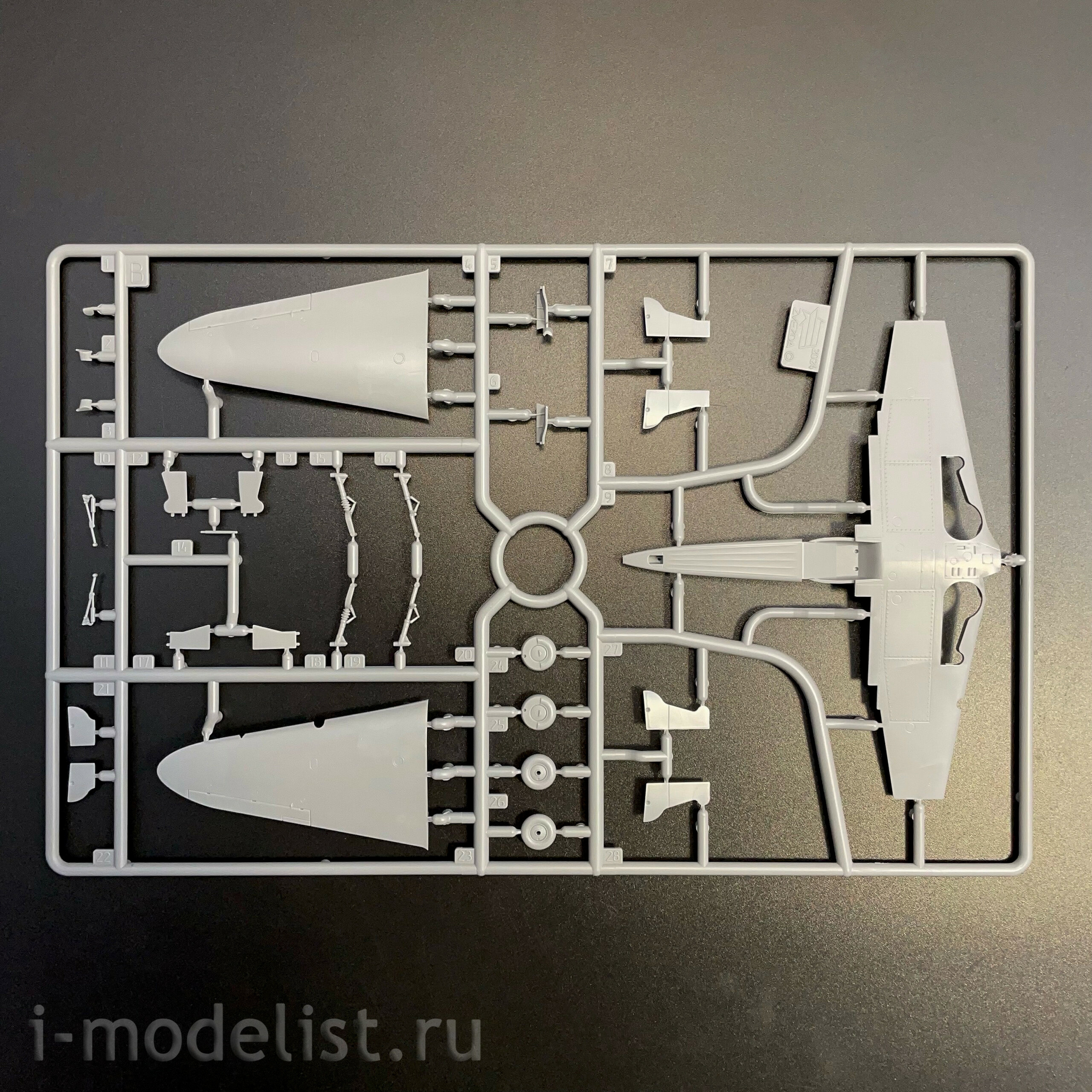 7327 Звезда 1/72 Советский истребитель Як-1 27-92 серии