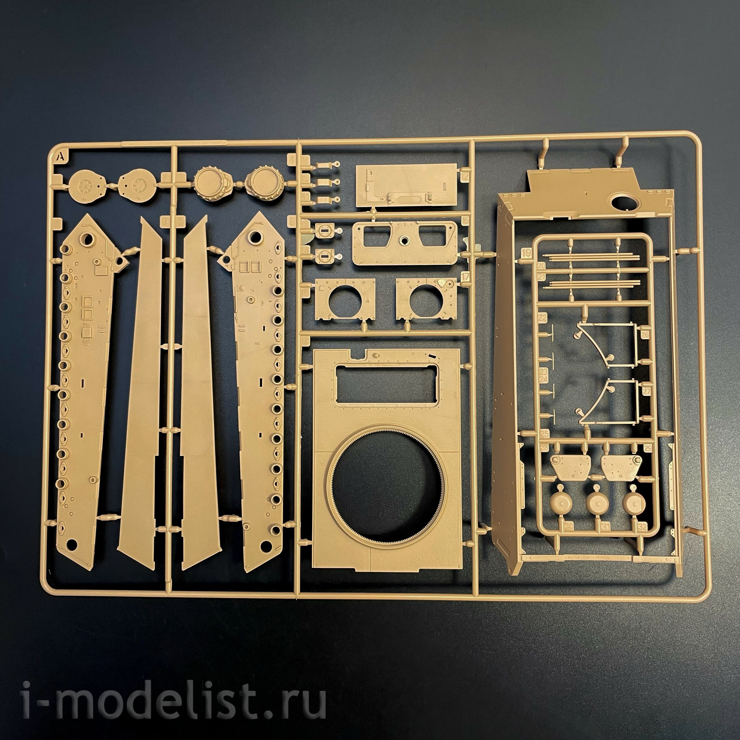 RM-5146 Rye Field Model 1/35 Немецкий танк Pz.Kpfw.VI Ausf.B King Tiger с башней Henschel Sd.Kfz. 182 (с полным интерьером)