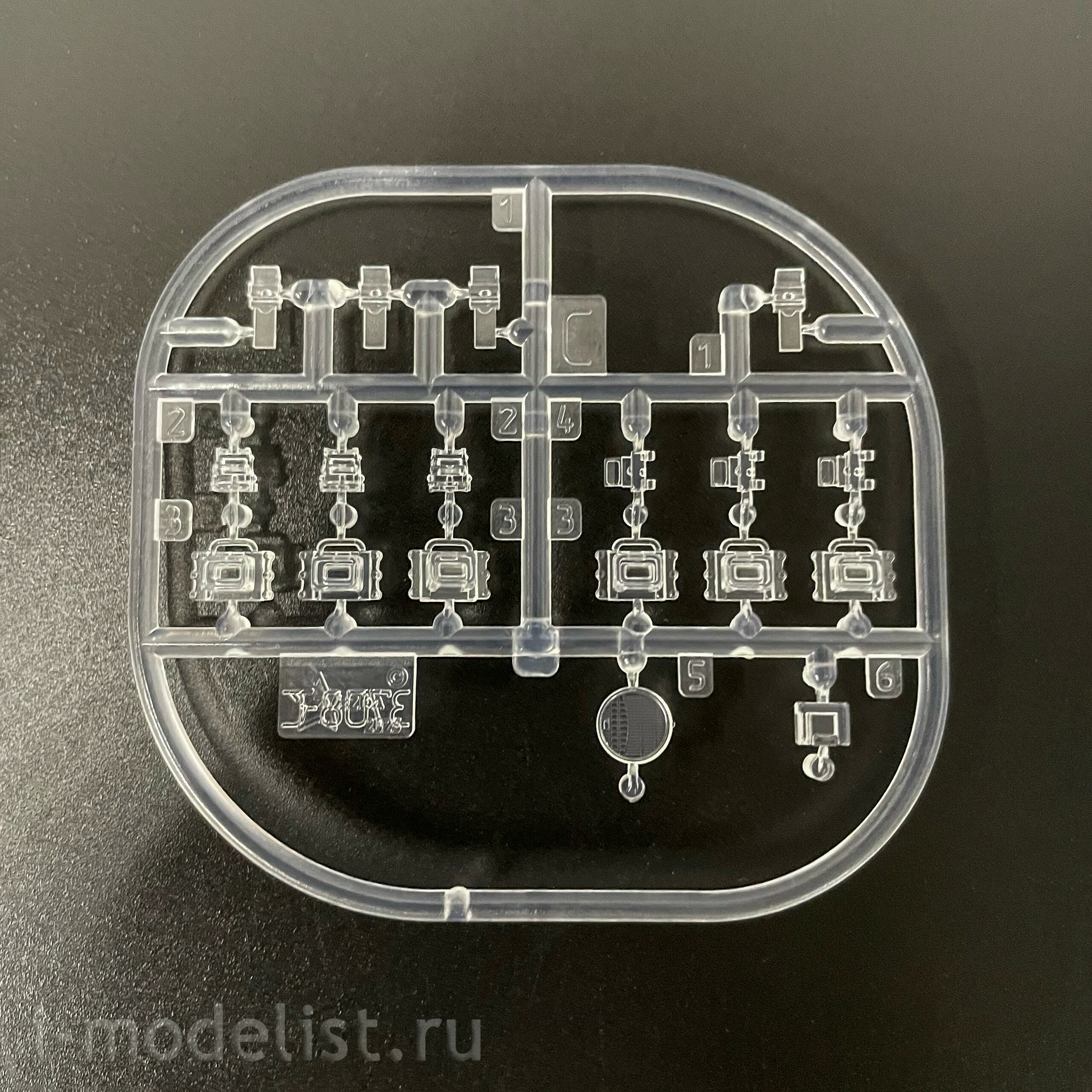 3708 Звезда 1/35 ПРЕДЗАКАЗ Советский тяжёлый танк ИС-2 УЗТМ обр. 1944 г.