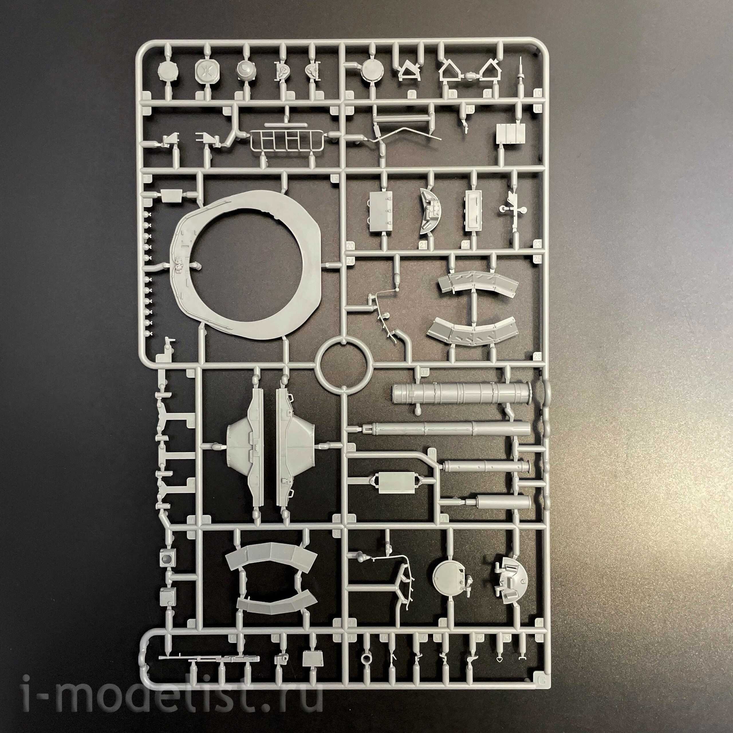 35A060 Amusing Hobby 1/35 Советский танк Т-80У с полным интерьером (по лицензии ОмскТрансМаш)