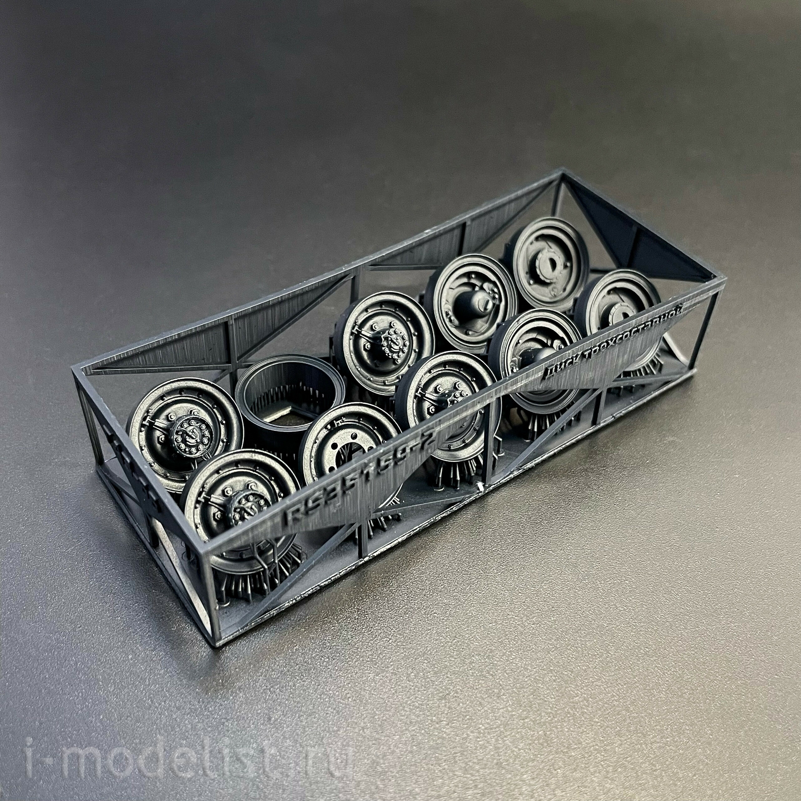 RS35159 Э.В.М. 1/35 Колеса с шиной К-70 на трехсоставном диске (14 шпилек) для модели фирмы 