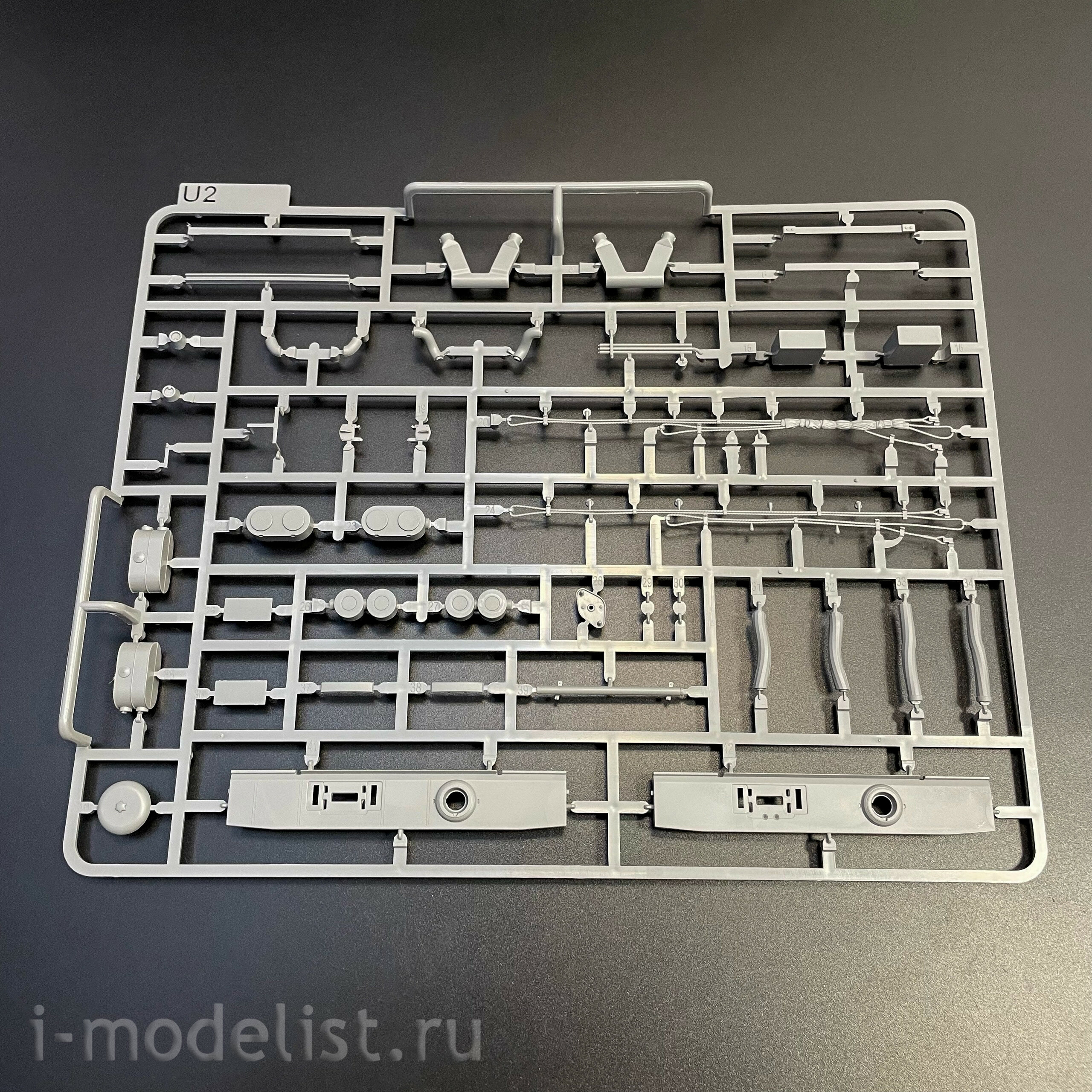 2195 Takom 1/35 Немецкий тяжёлый танк Sd.Kfz.181 Pz.Kpfw.VI Ausf.E - Tiger I ранний с фигурой Michael Wittmann