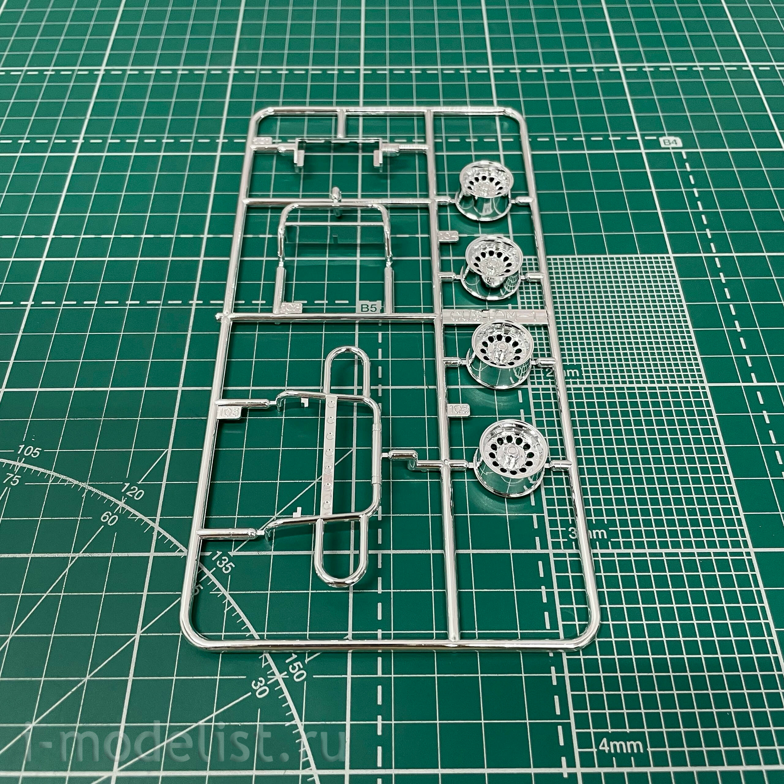 05698 Aoshima 1/24 Toyota HiLux Surf SSR-X Wide Body '91