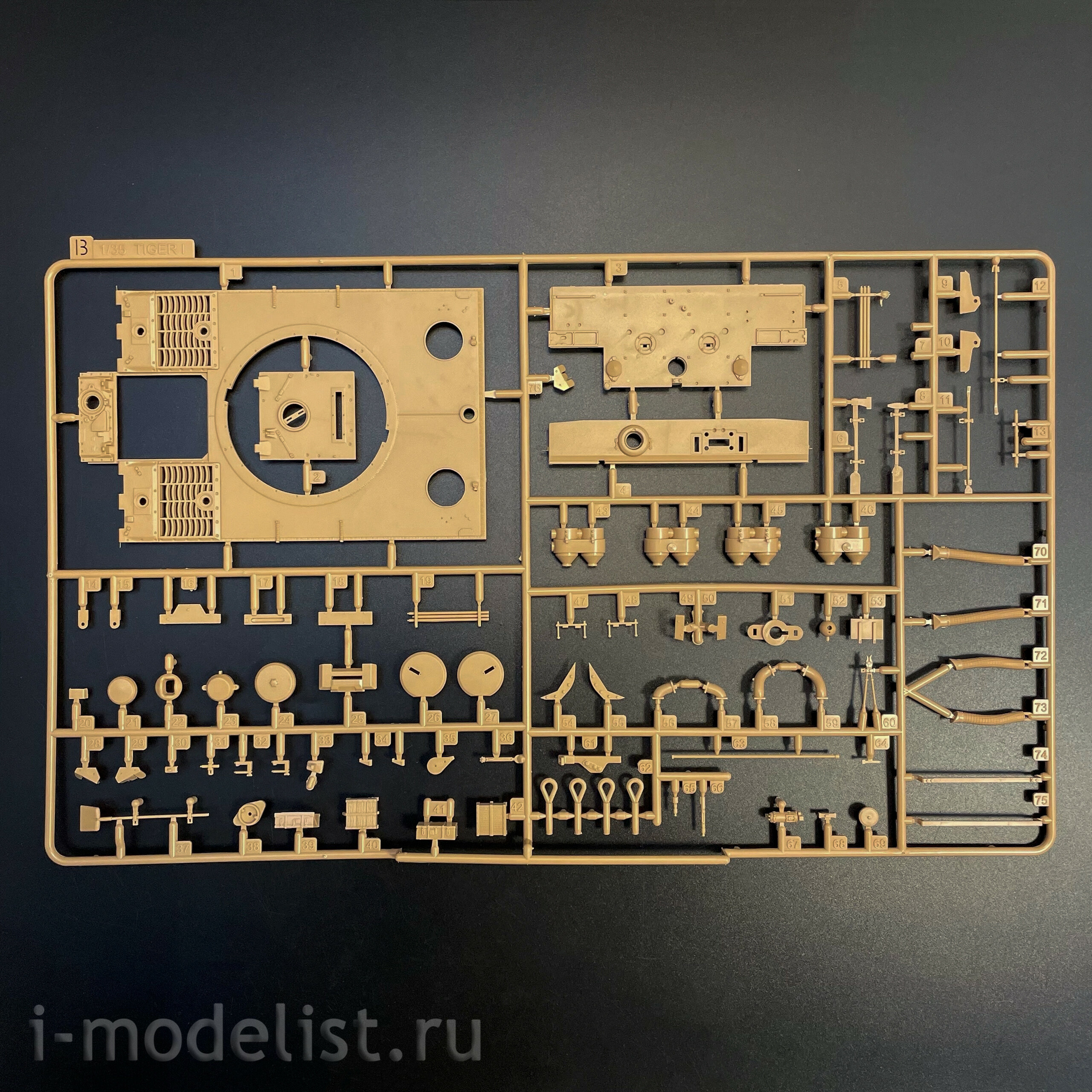 RM-5140 Rye Field Model 1/35 Немецкий танк Sd.kfz.181 Tiger I (ранний, Курск 1943) с двигателем и фигуркой Михаэля Виттманна