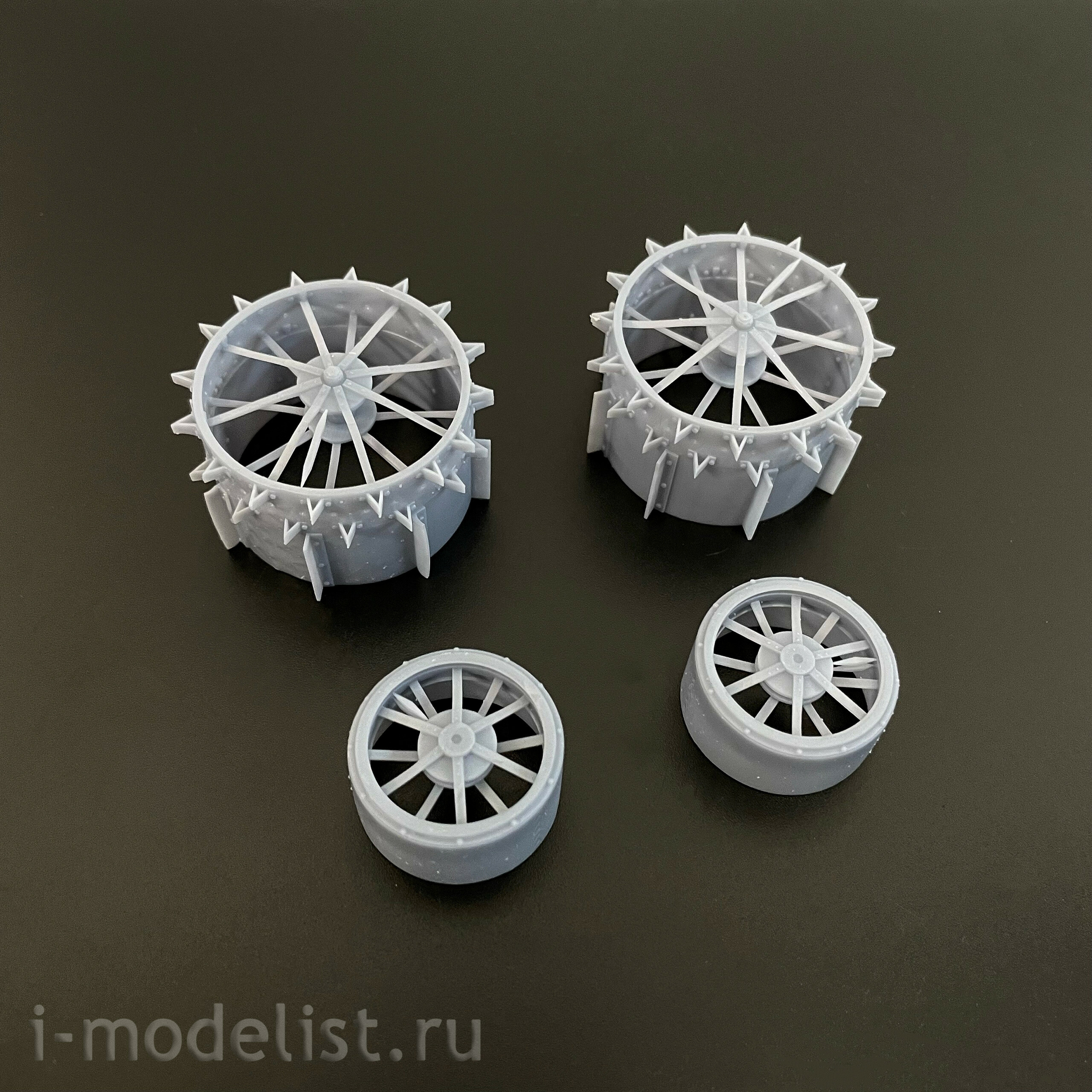 DMS-35277 ДМС 1/35 Советский болотный трактор СХТЗ-15/30 Инсторф