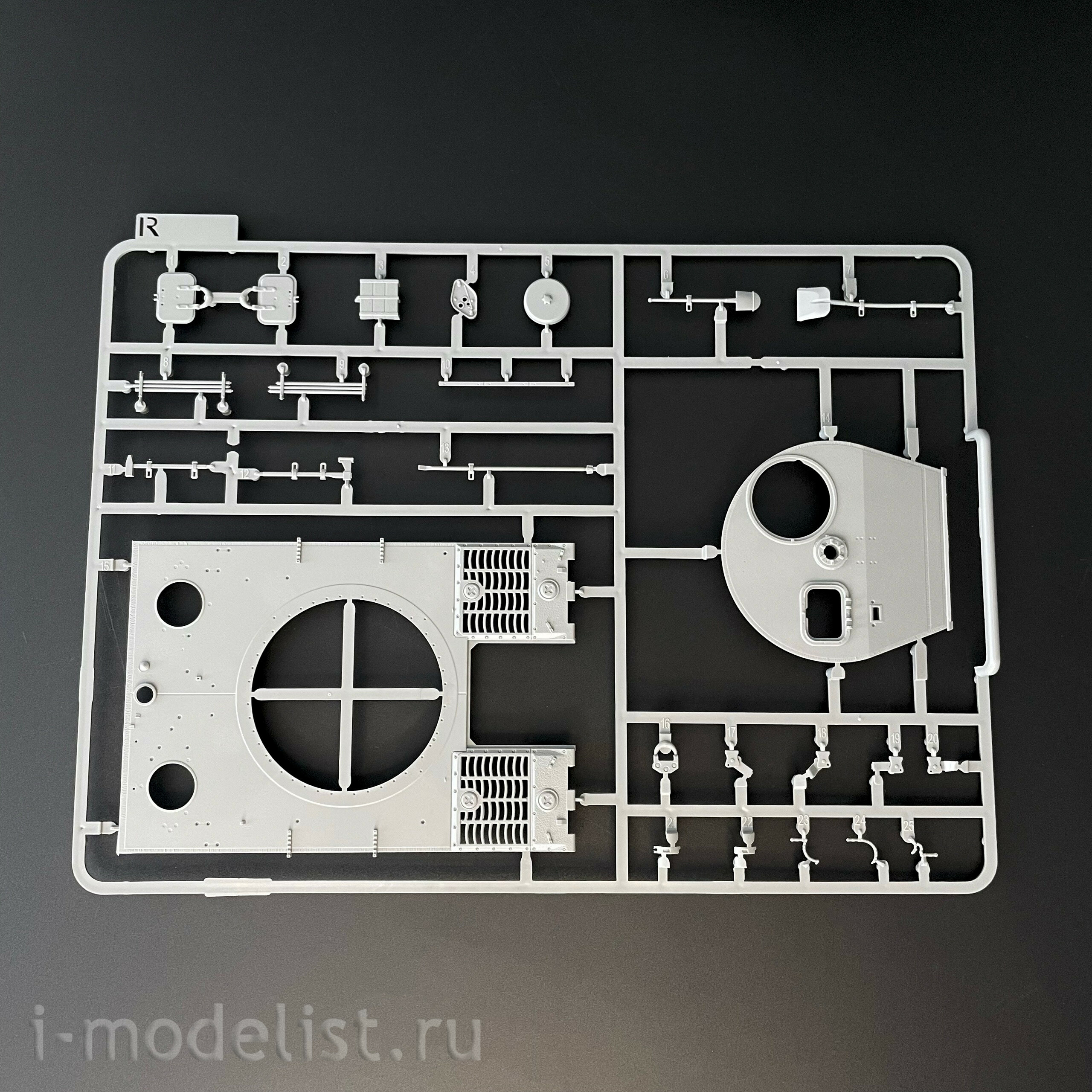 2198 Takom 1/35 Немецкий тяжёлый танк Sd.Kfz. 181 Pz.Kpfw.VI Ausf.E Tiger I (средний) с Zimmerit