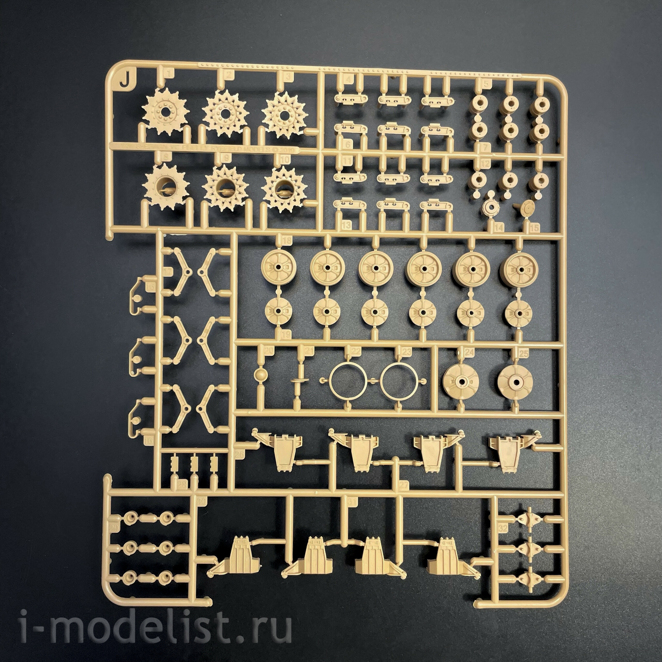 RM-5135 Rye Field Model 1/35 Танк M4A3 Sherman 76W VVSS поздний (Стандартная версия с интерьером)	