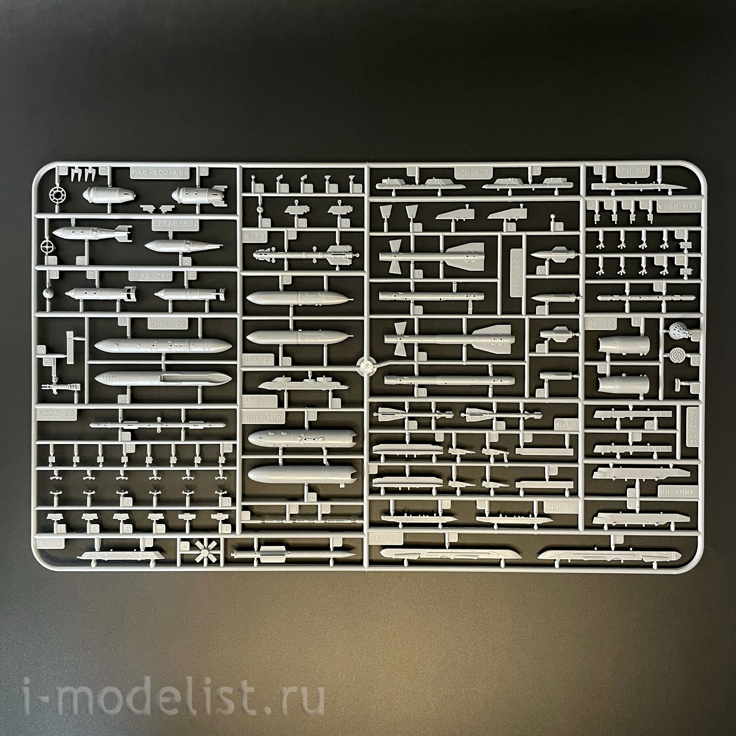 KH80146 Zimi Model 1/48 Российский истребитель-бомбардировщик С-22 M3/M4