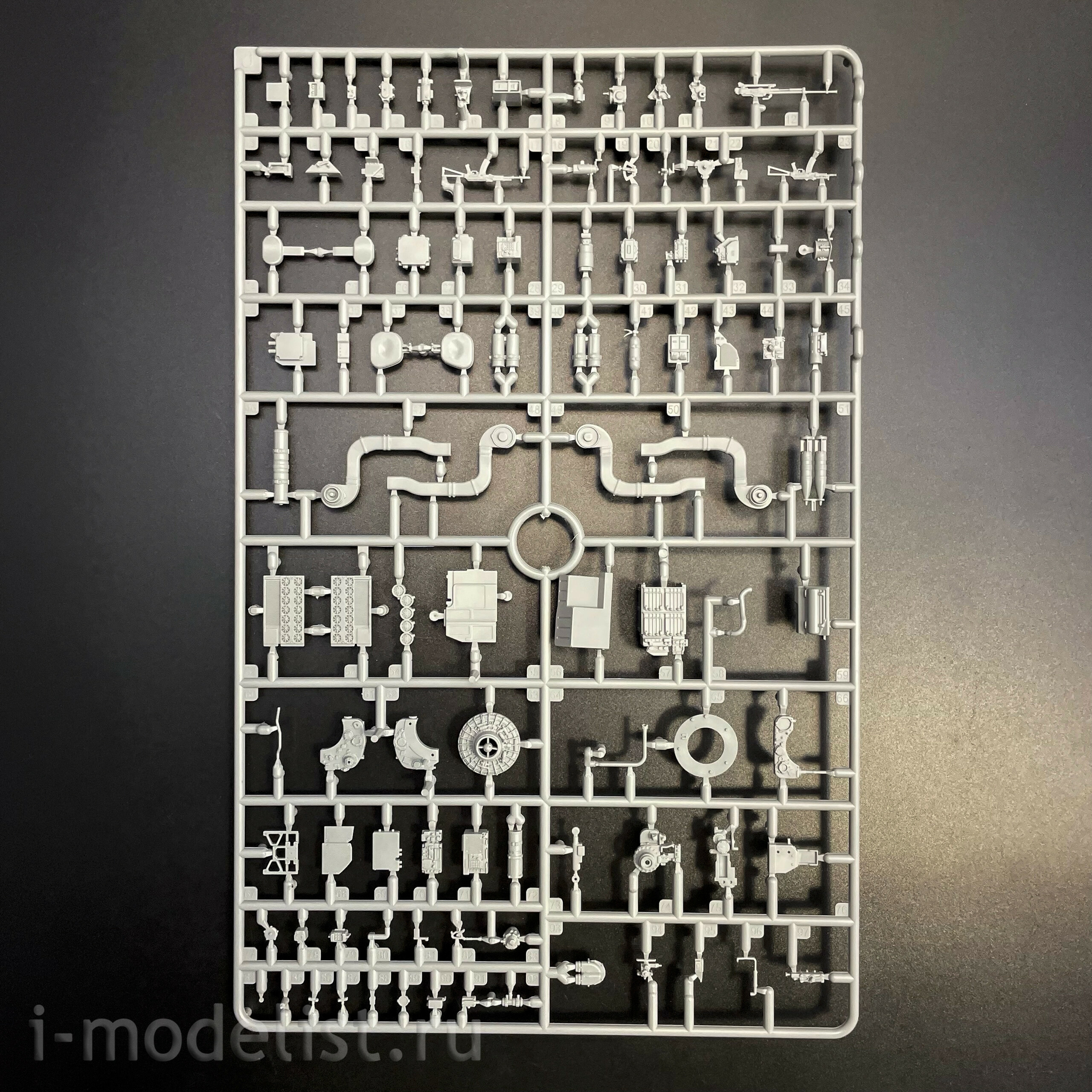 35A060 Amusing Hobby 1/35 Советский танк Т-80У с полным интерьером (по лицензии ОмскТрансМаш)