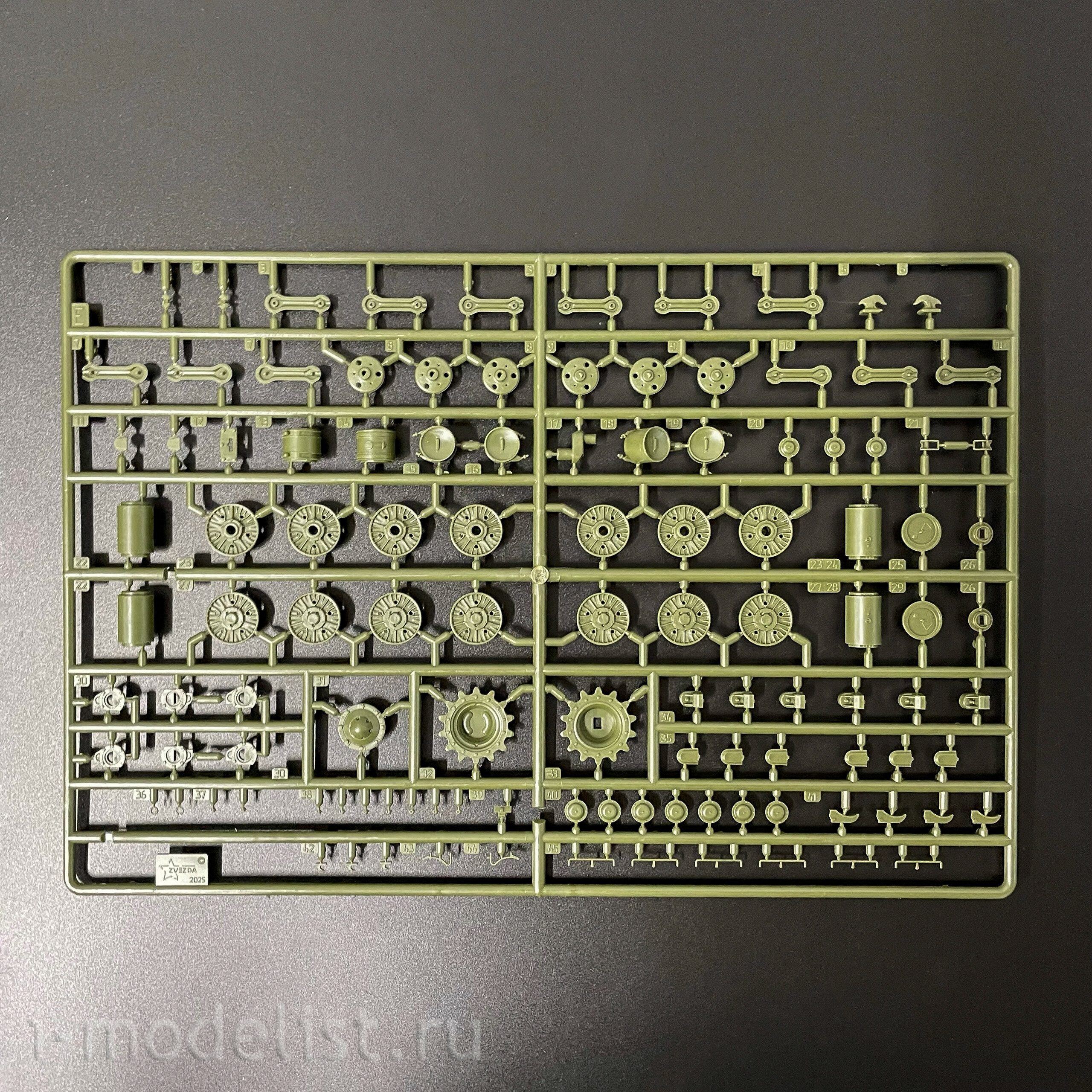 3708 Звезда 1/35 ПРЕДЗАКАЗ Советский тяжёлый танк ИС-2 УЗТМ обр. 1944 г.