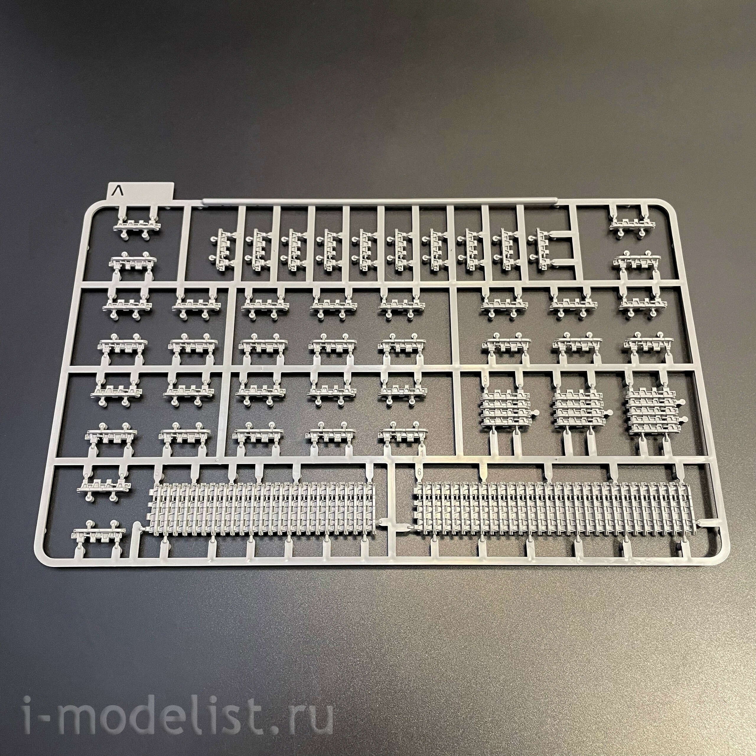 2195 Takom 1/35 Немецкий тяжёлый танк Sd.Kfz.181 Pz.Kpfw.VI Ausf.E - Tiger I ранний с фигурой Michael Wittmann