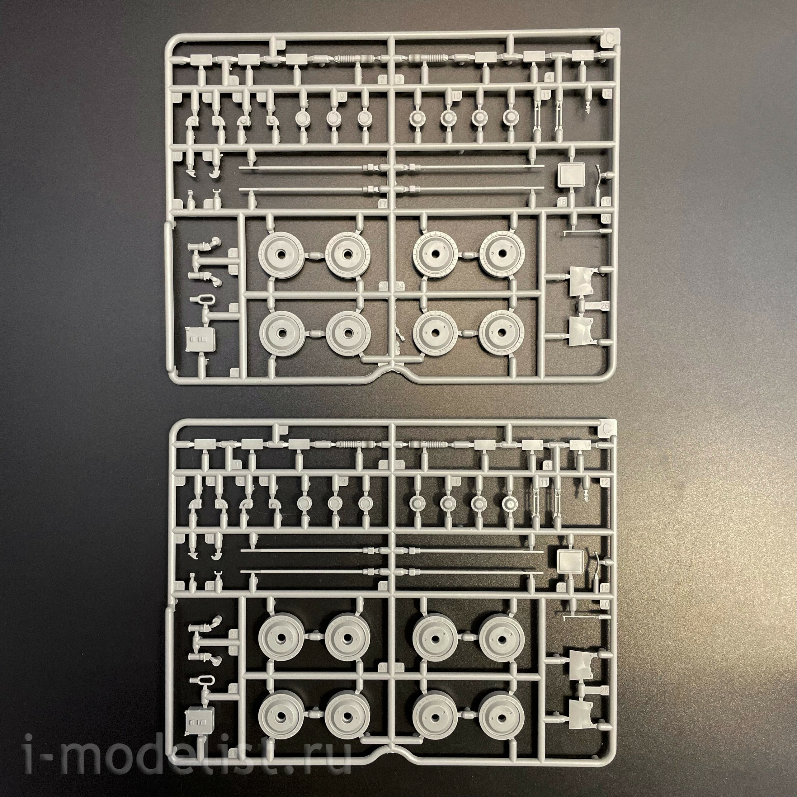 35A060 Amusing Hobby 1/35 Советский танк Т-80У с полным интерьером (по лицензии ОмскТрансМаш)