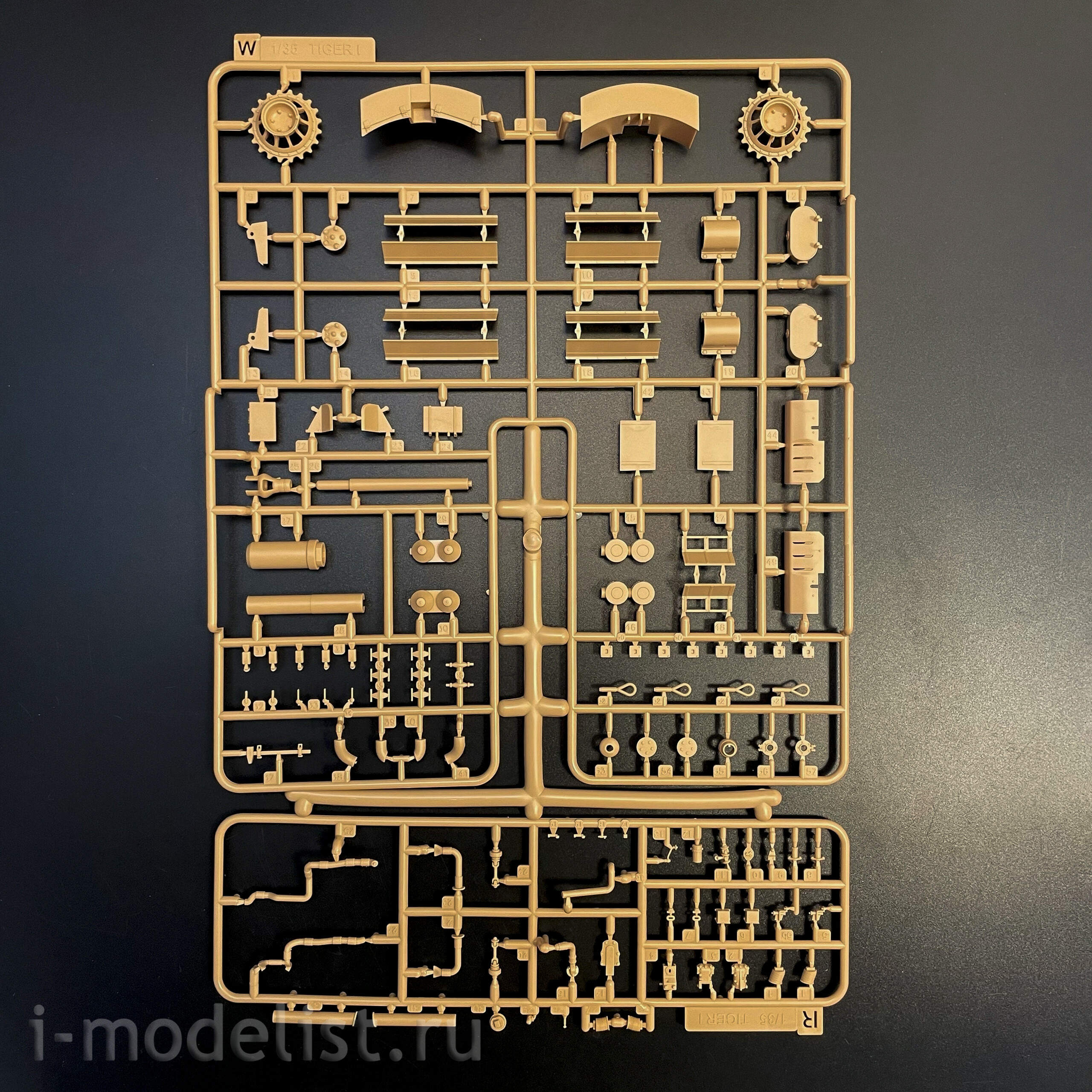 RM-5139 Rye Field Model 1/35 Немецкий танк Sd.kfz.181 Tiger I (ранний, Курск 1943) с фигуркой Михаэля Виттманна