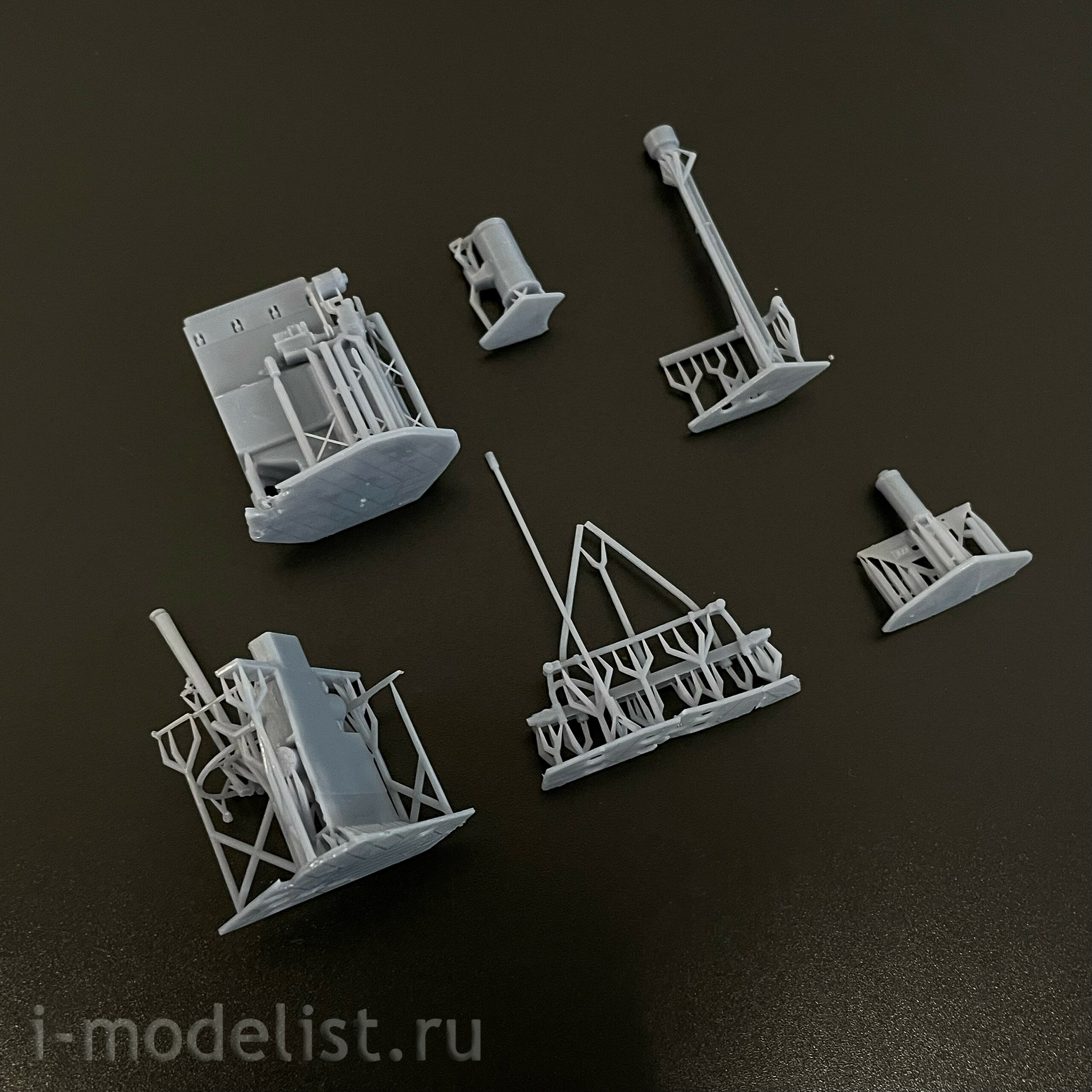 DMS-35277 ДМС 1/35 Советский болотный трактор СХТЗ-15/30 Инсторф
