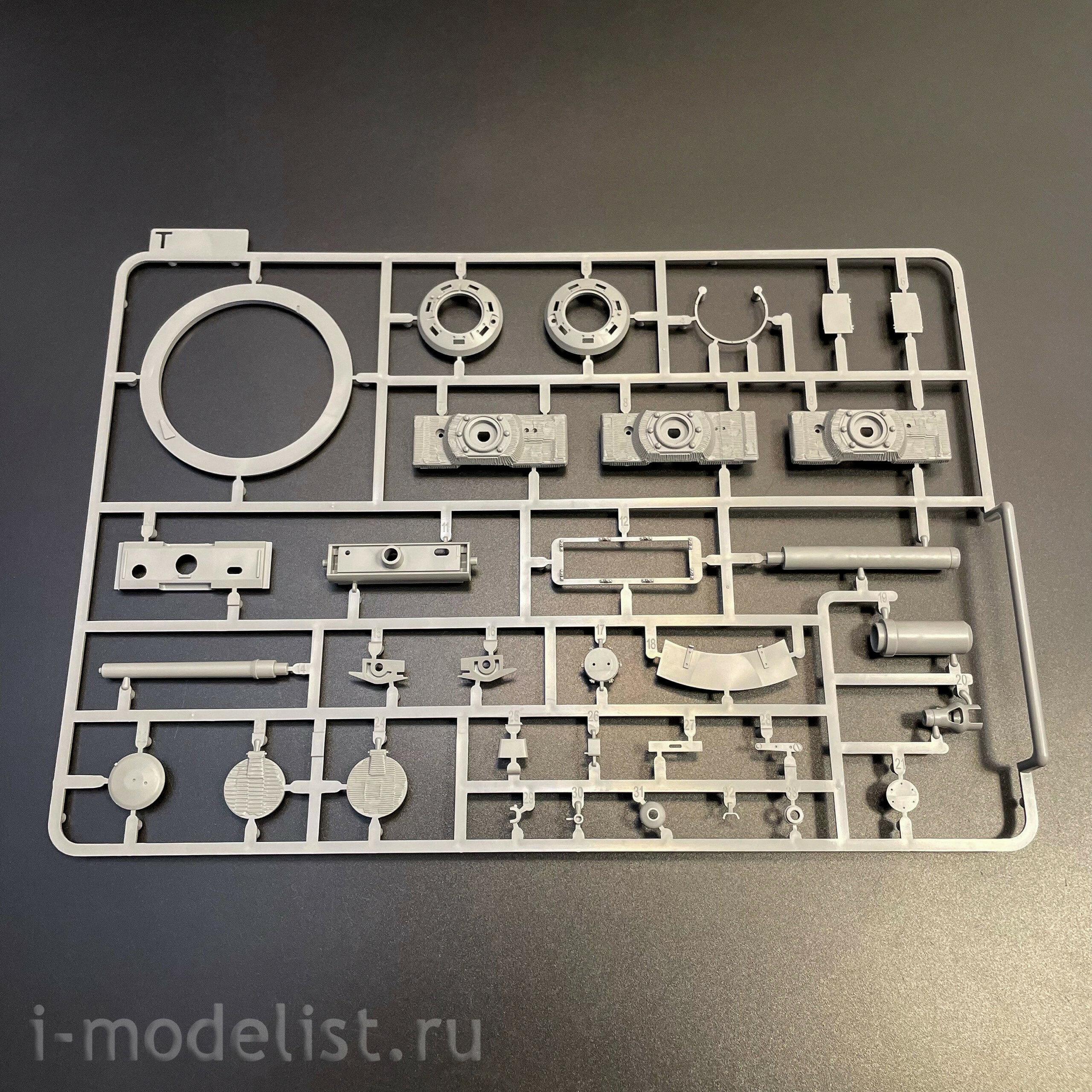 2195 Takom 1/35 Немецкий тяжёлый танк Sd.Kfz.181 Pz.Kpfw.VI Ausf.E - Tiger I ранний с фигурой Michael Wittmann