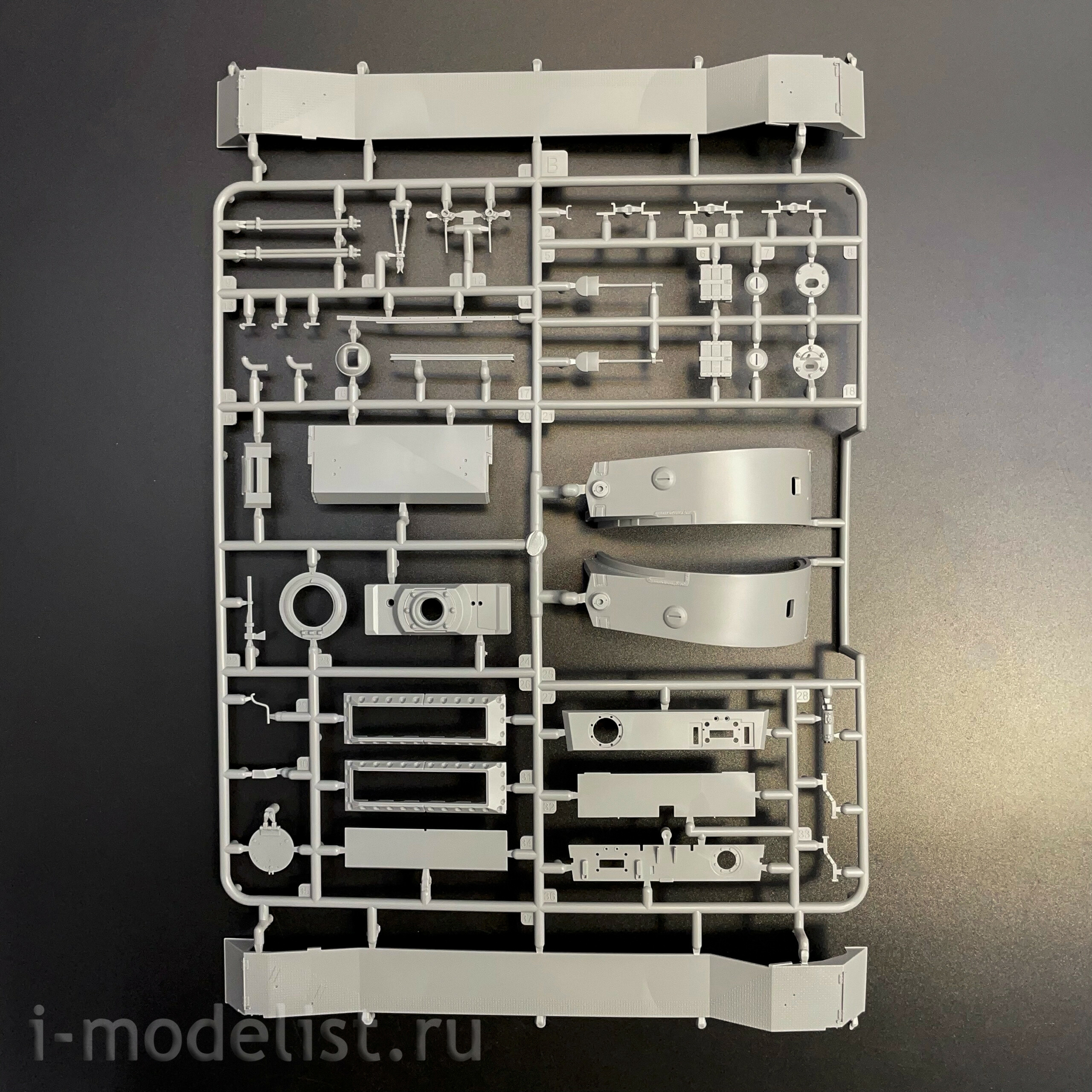 35A061 Amusing Hobby 1/35 Немецкий танк Pz.Kpfw.VI Tiger(P) 