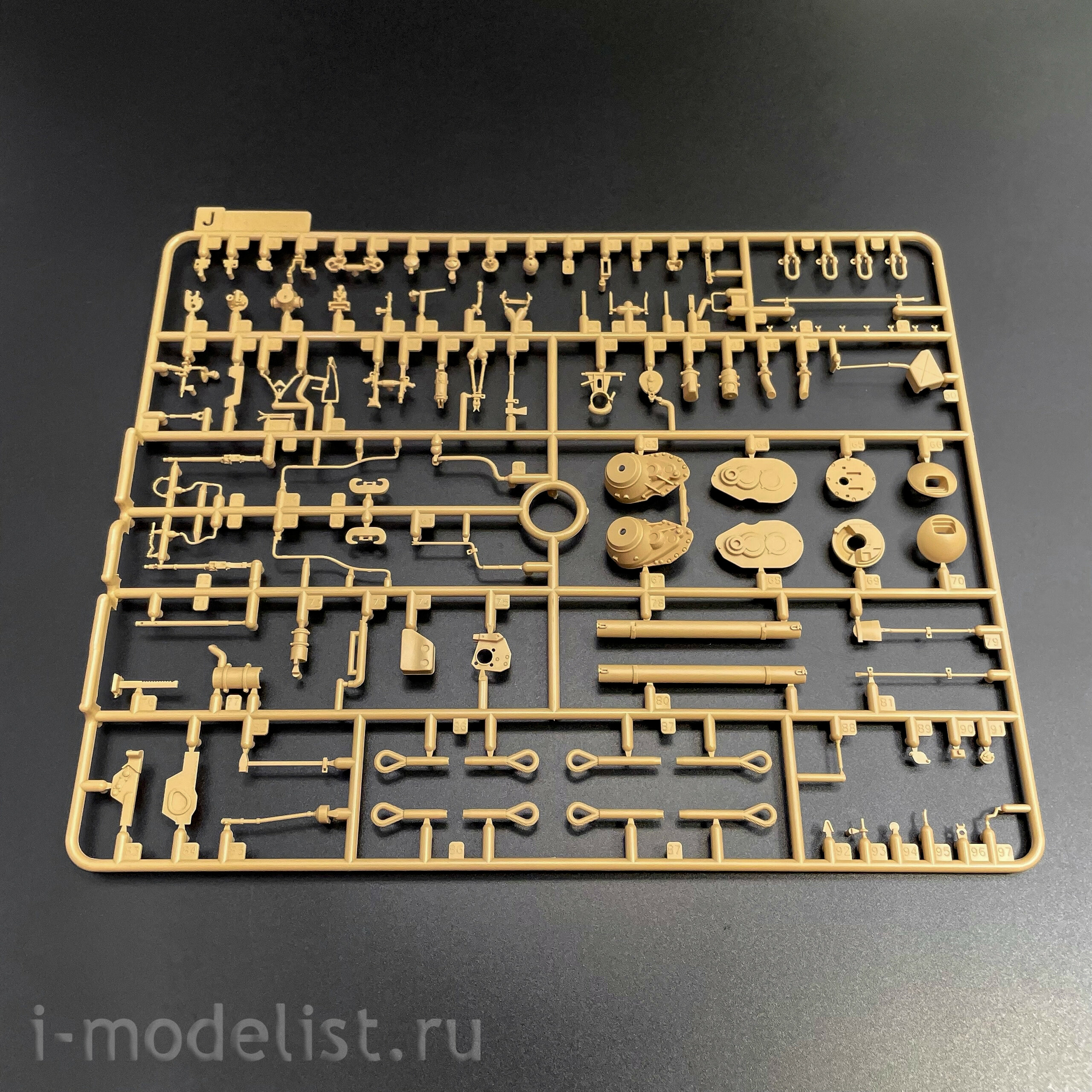 RM-2070 Rye Field Model 1/35 Двигатель MAYBACH-Motor HL 230 P 30