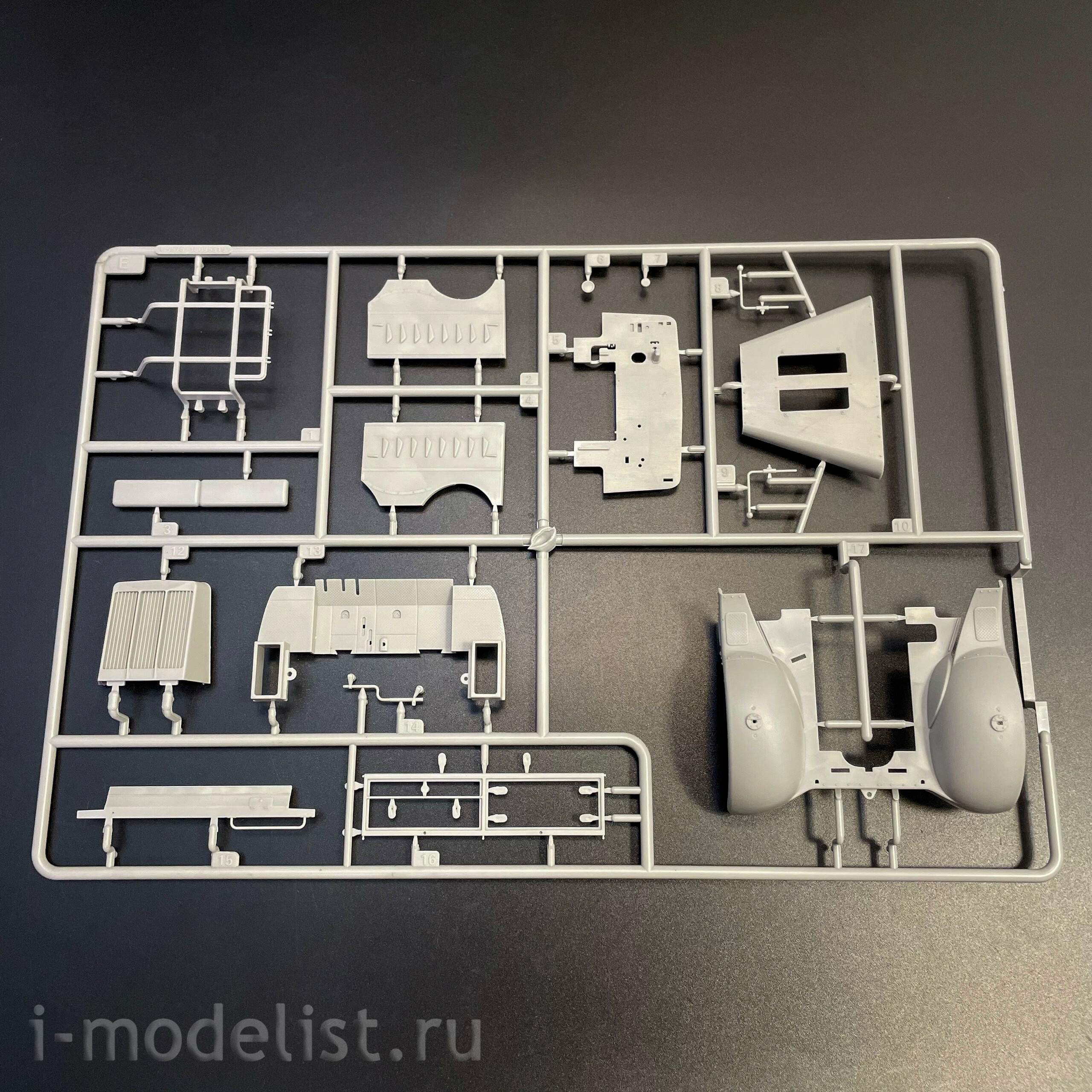 09575 Трубач 1/35 Тяжелый тягач Schwerer Zugkraftwagen 18to Sd.Kfz. 9 (Артиллерийская версия)