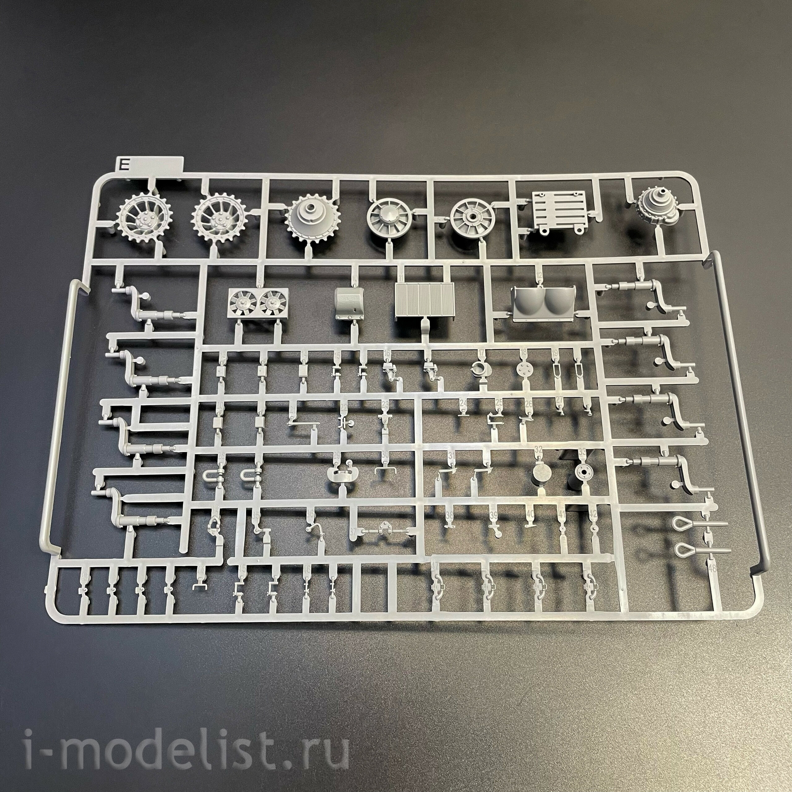 2195 Takom 1/35 Немецкий тяжёлый танк Sd.Kfz.181 Pz.Kpfw.VI Ausf.E - Tiger I ранний с фигурой Michael Wittmann