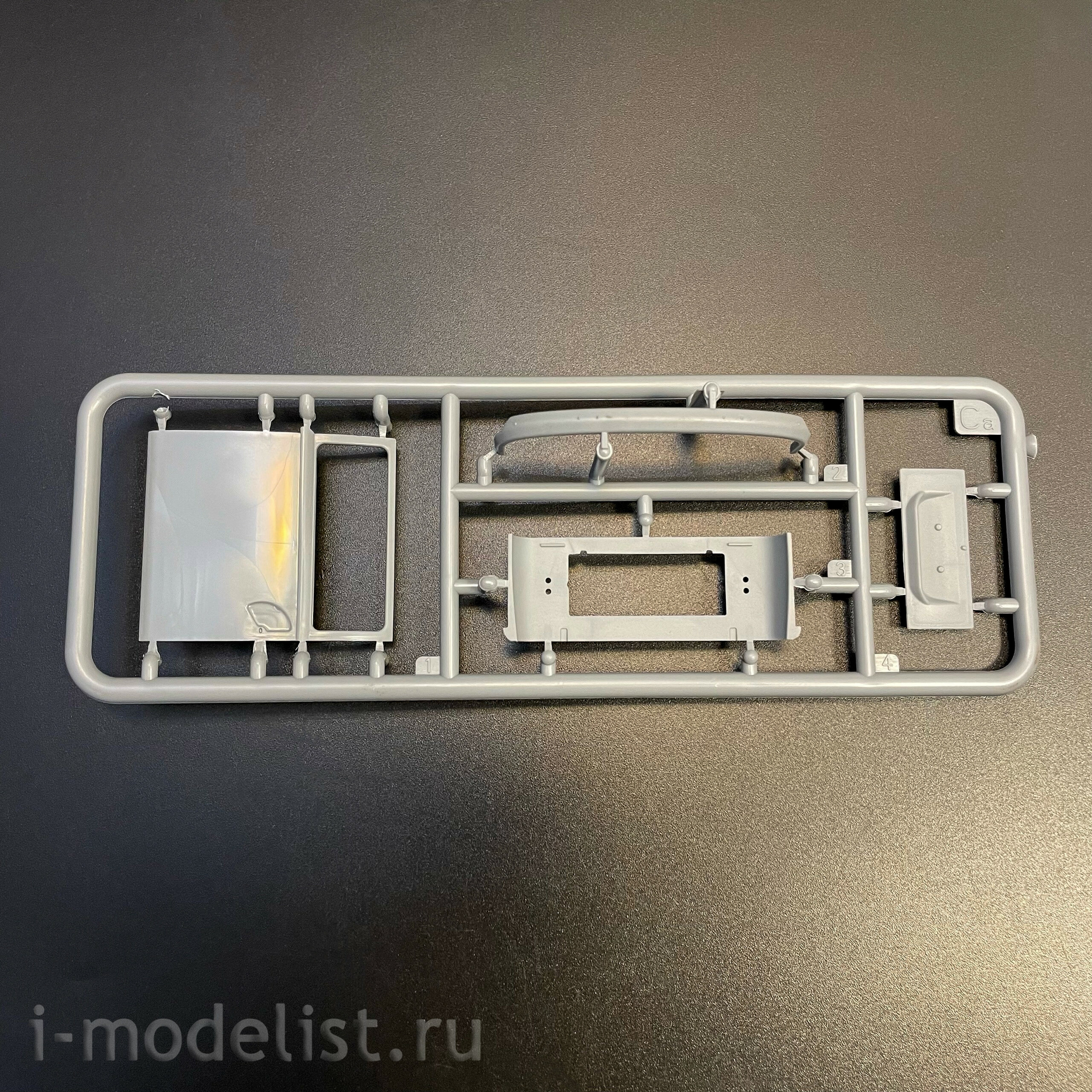 AK35033 AK Interactive 1/35 Автобус для аэропорта T2 1967 года / T2 Model 1967 Airport Bus