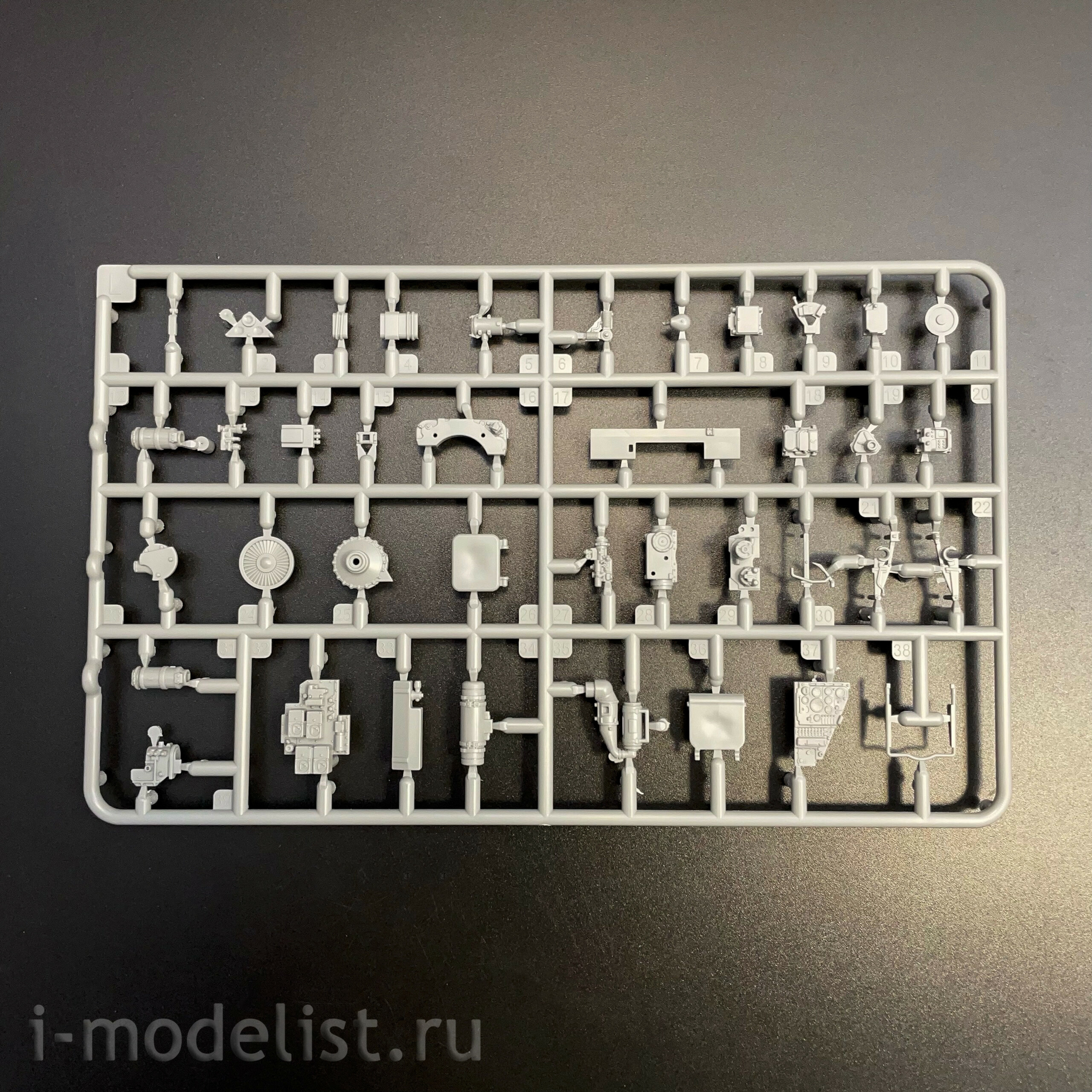 35A060 Amusing Hobby 1/35 Советский танк Т-80У с полным интерьером (по лицензии ОмскТрансМаш)