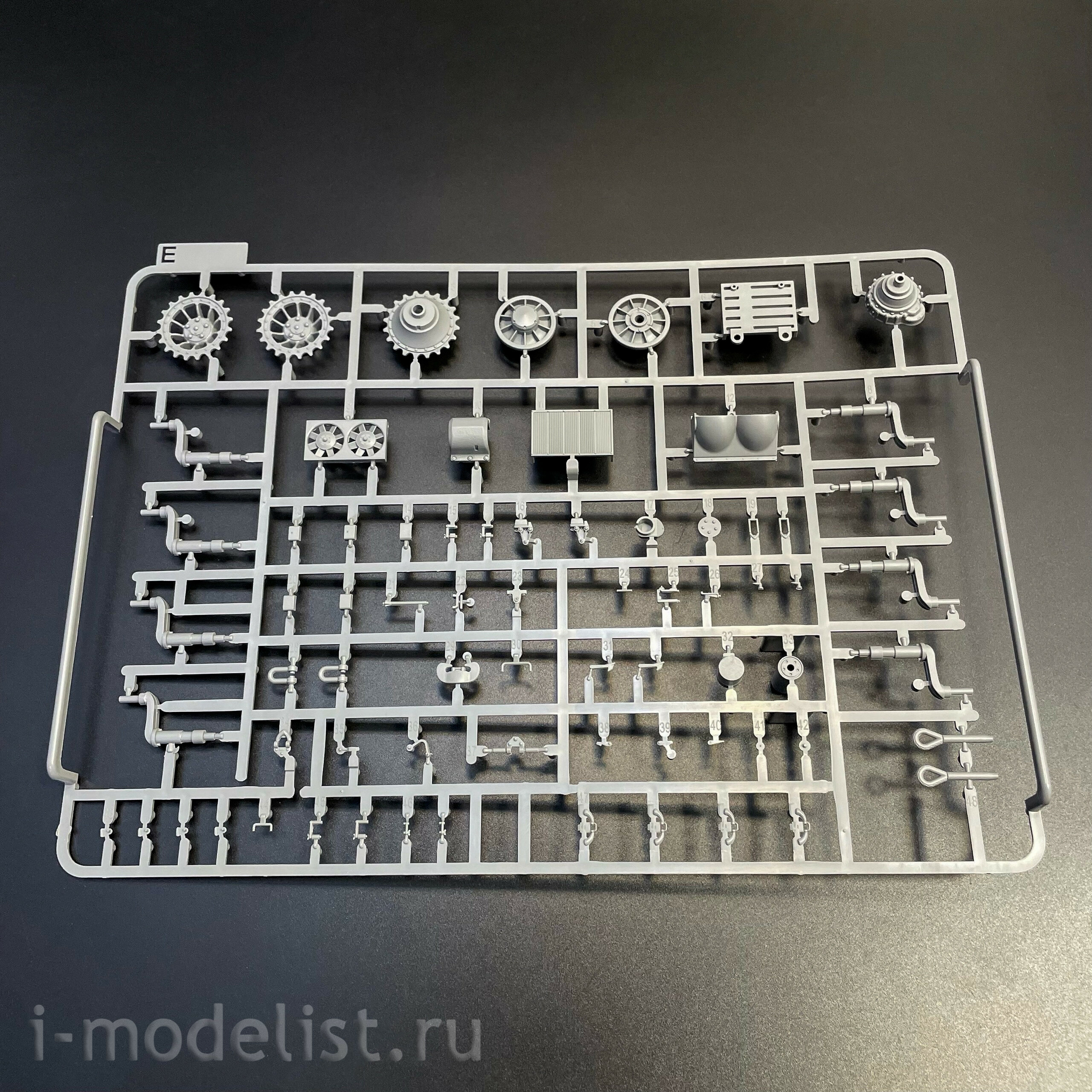 2196 Takom 1/35 Немецкий тяжёлый танк Sd.Kfz.181 Pz.Kpfw.VI Ausf.E - Tiger I ранний
