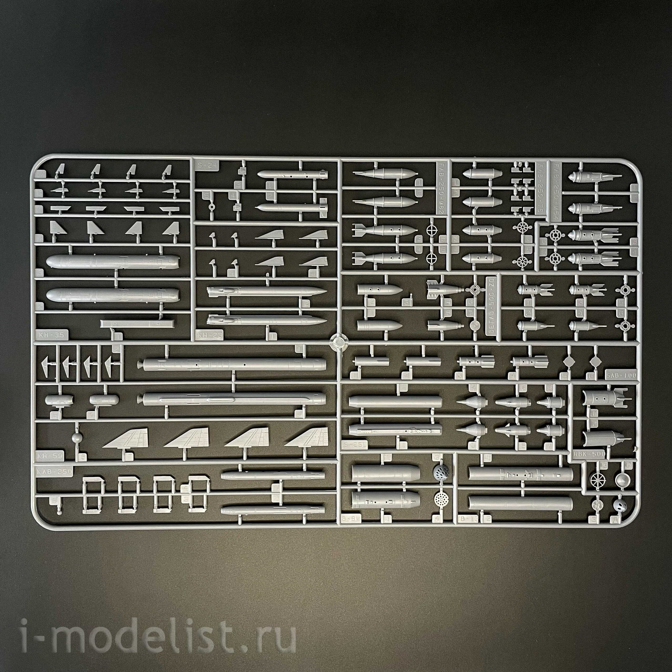 KH80144 Zimi Model 1/48 Самолёт S-17/22 в версии M3/M4