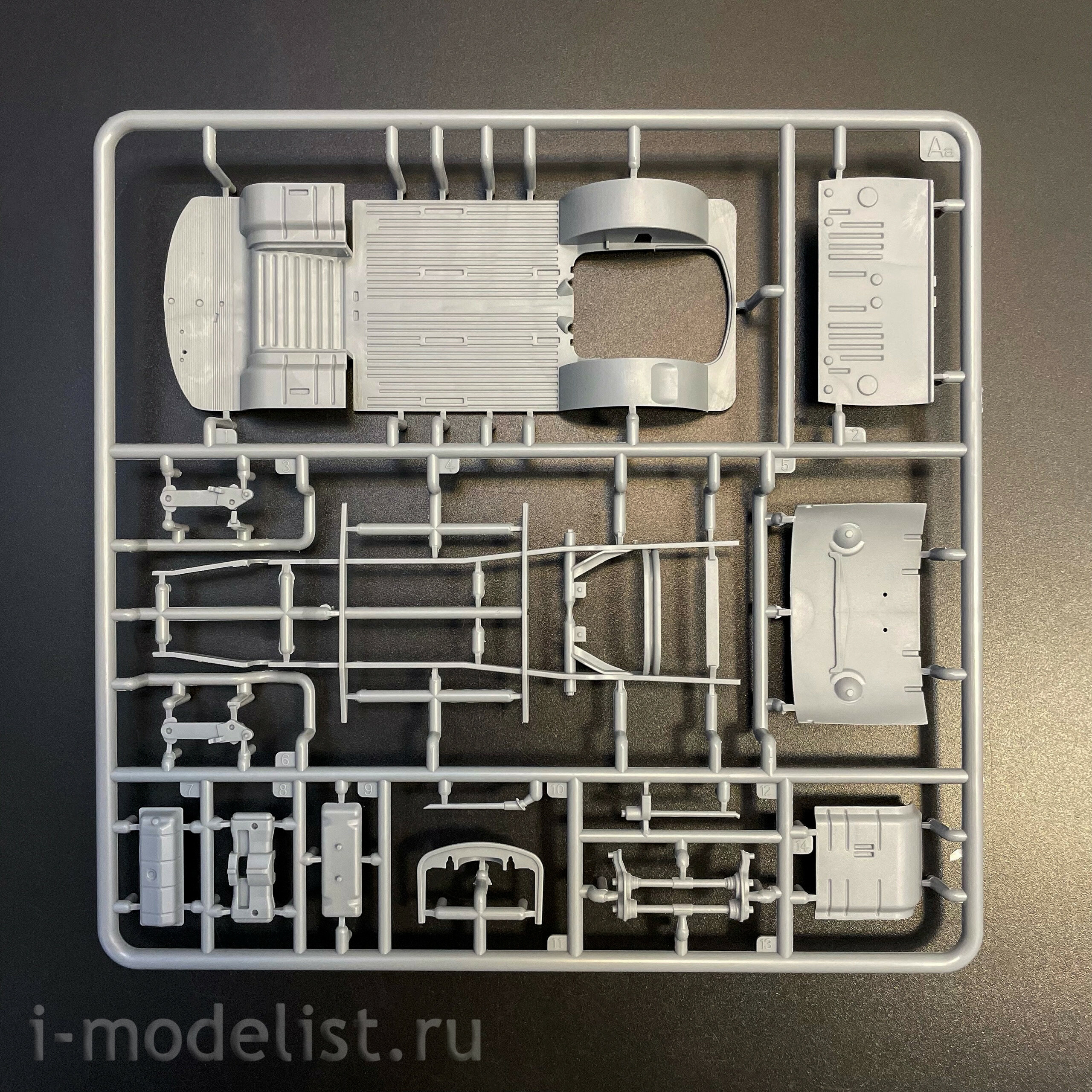 AK35033 AK Interactive 1/35 Автобус для аэропорта T2 1967 года / T2 Model 1967 Airport Bus