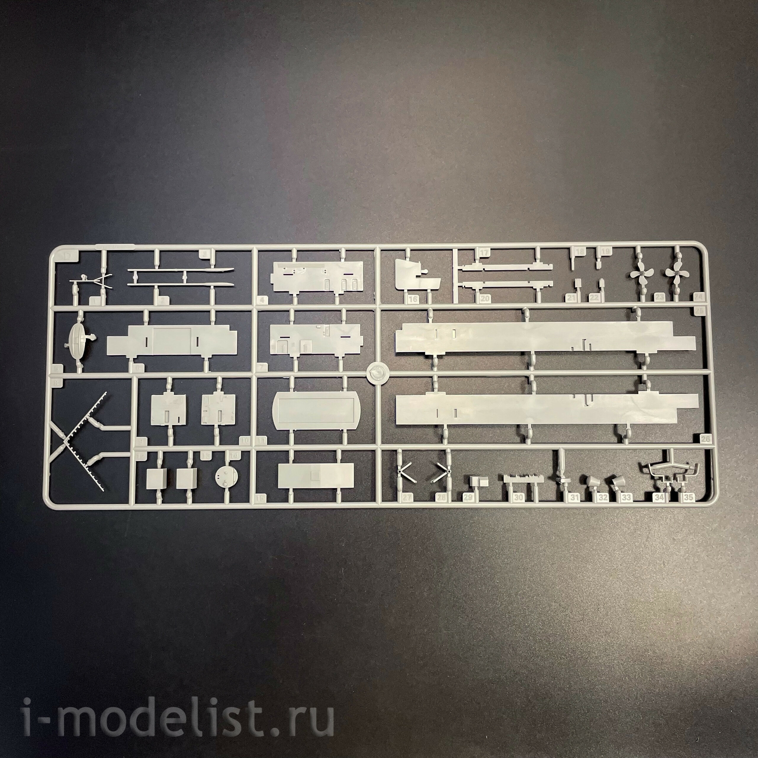 05636 Трубач 1/350 Вертолетный крейсер ВМС Франции 