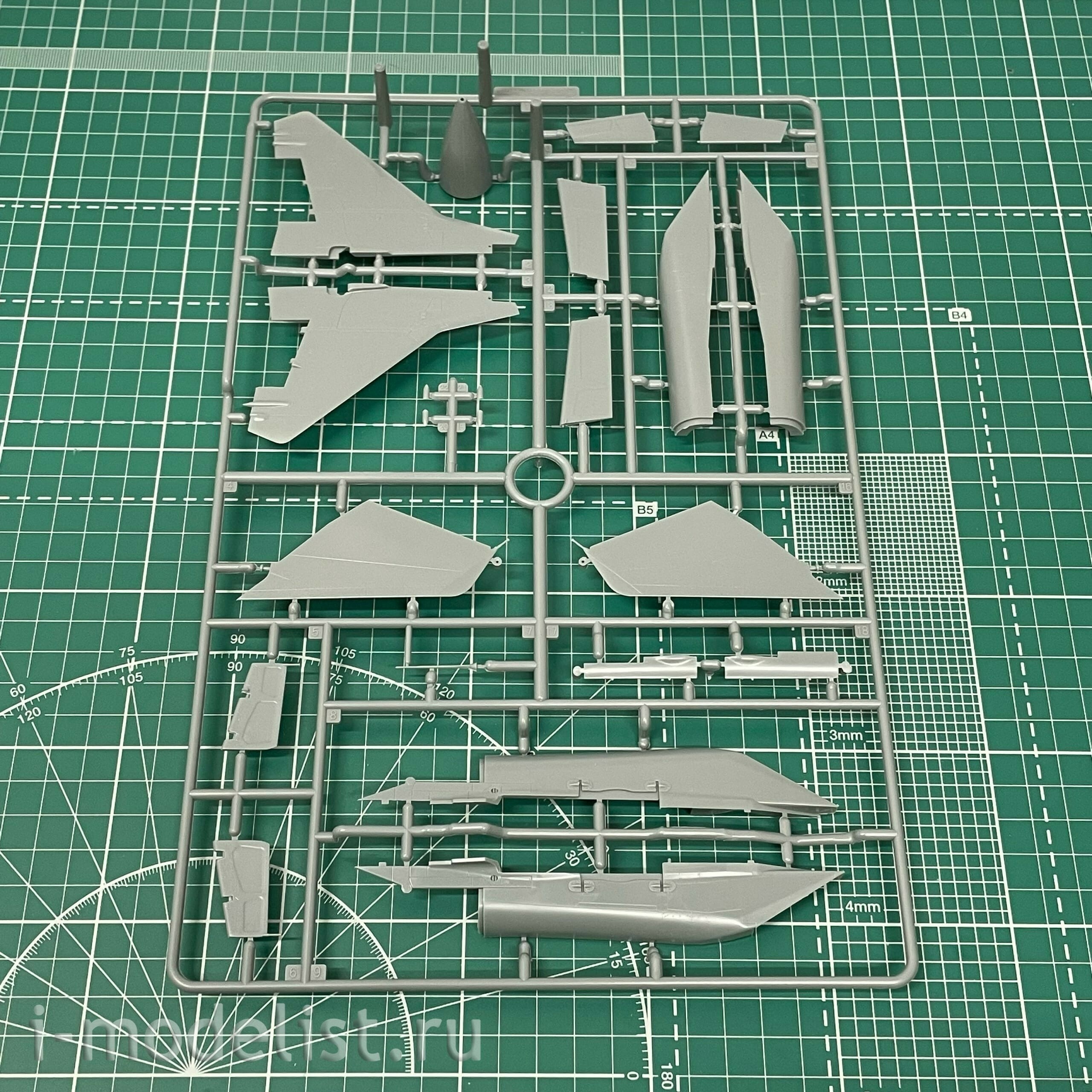 S4814 Great Wall Hobby 1/48 Самолет М-29 9-13 (Пилотажная Группа Стрижи)