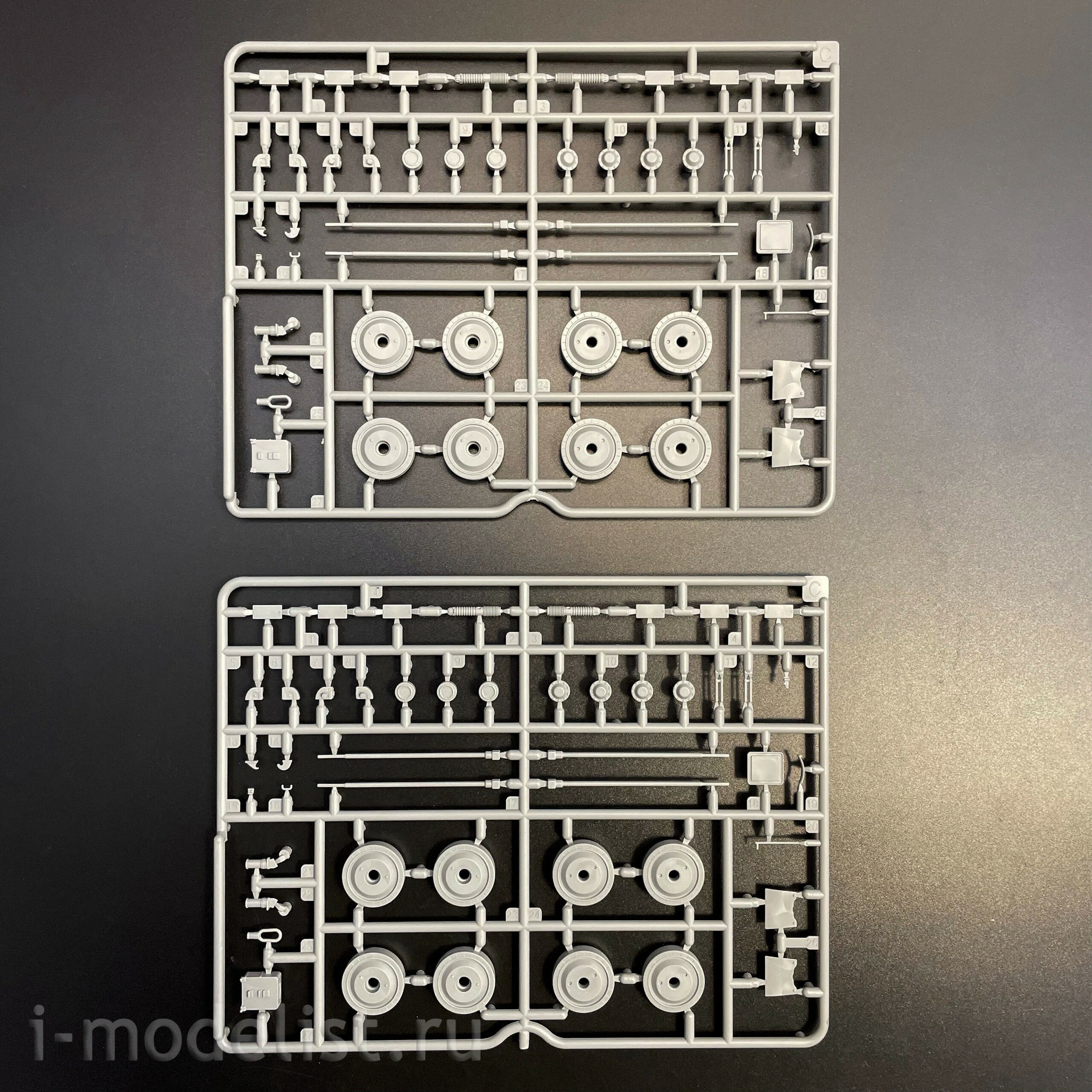 35A060 Amusing Hobby 1/35 Советский танк Т-80У с полным интерьером (по лицензии ОмскТрансМаш)